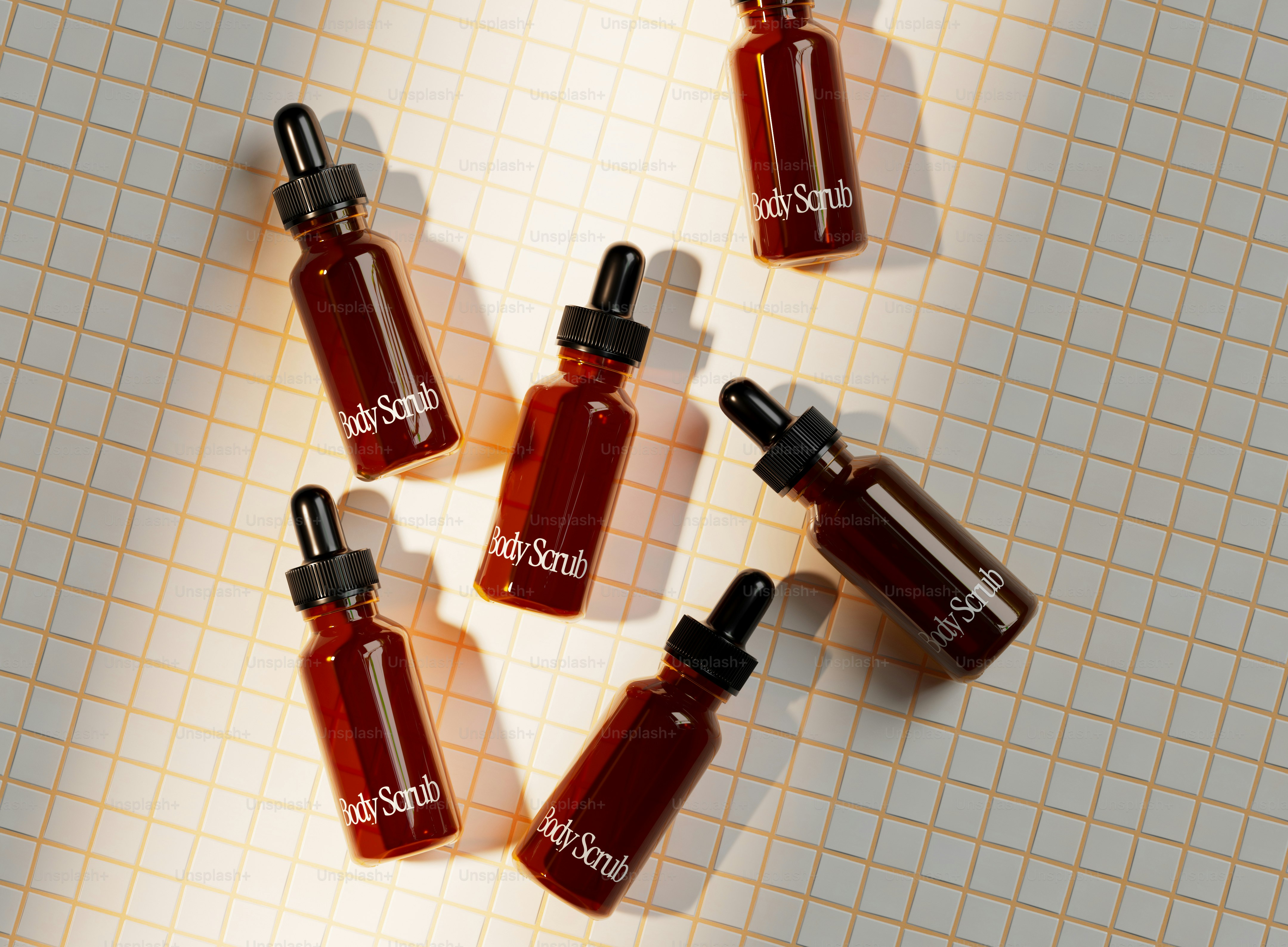 Frascos de esfoliação corporal dispostos em uma superfície padronizada.