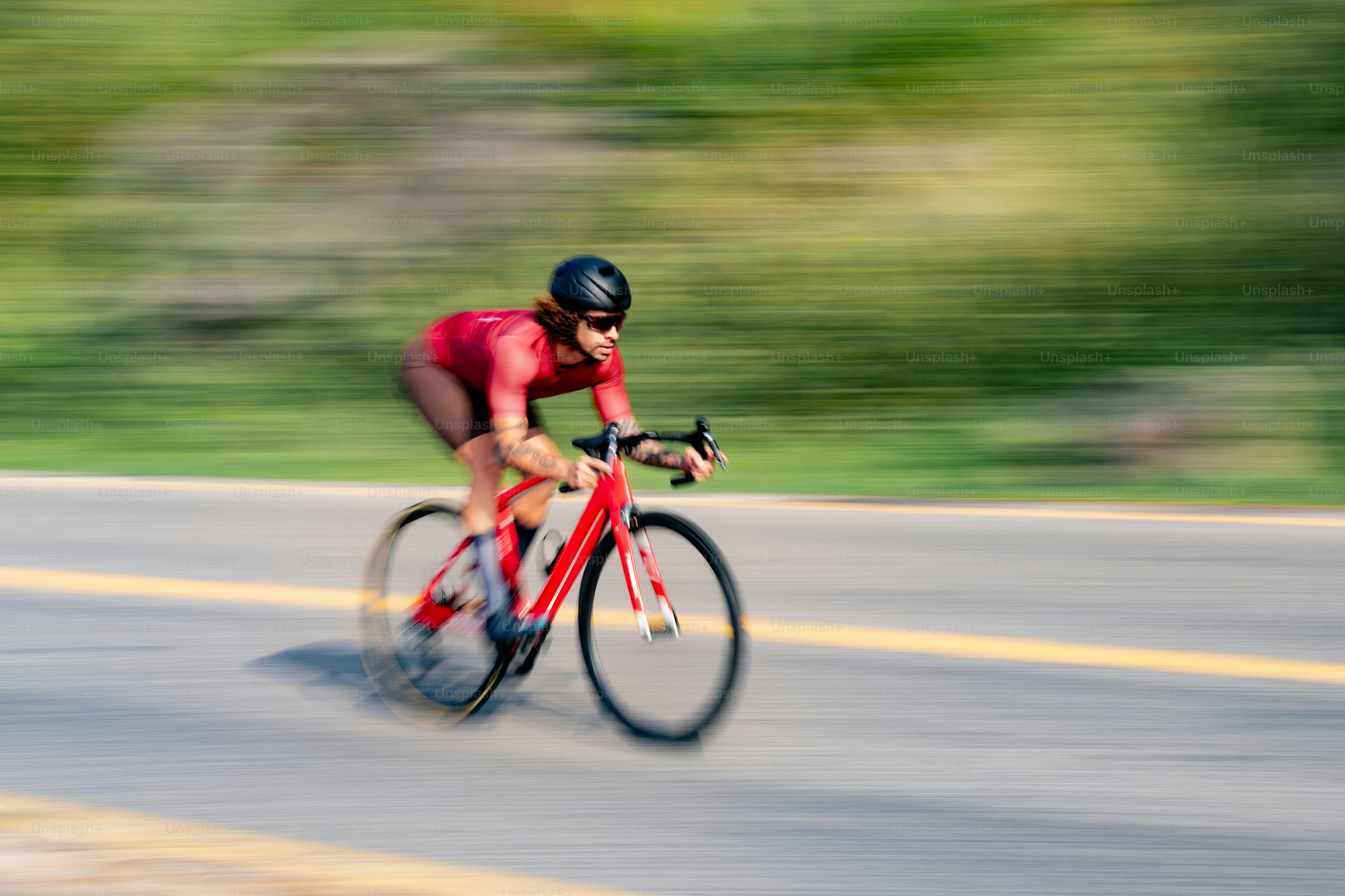 El ciclista acelera por la carretera con desenfoque de movimiento.
