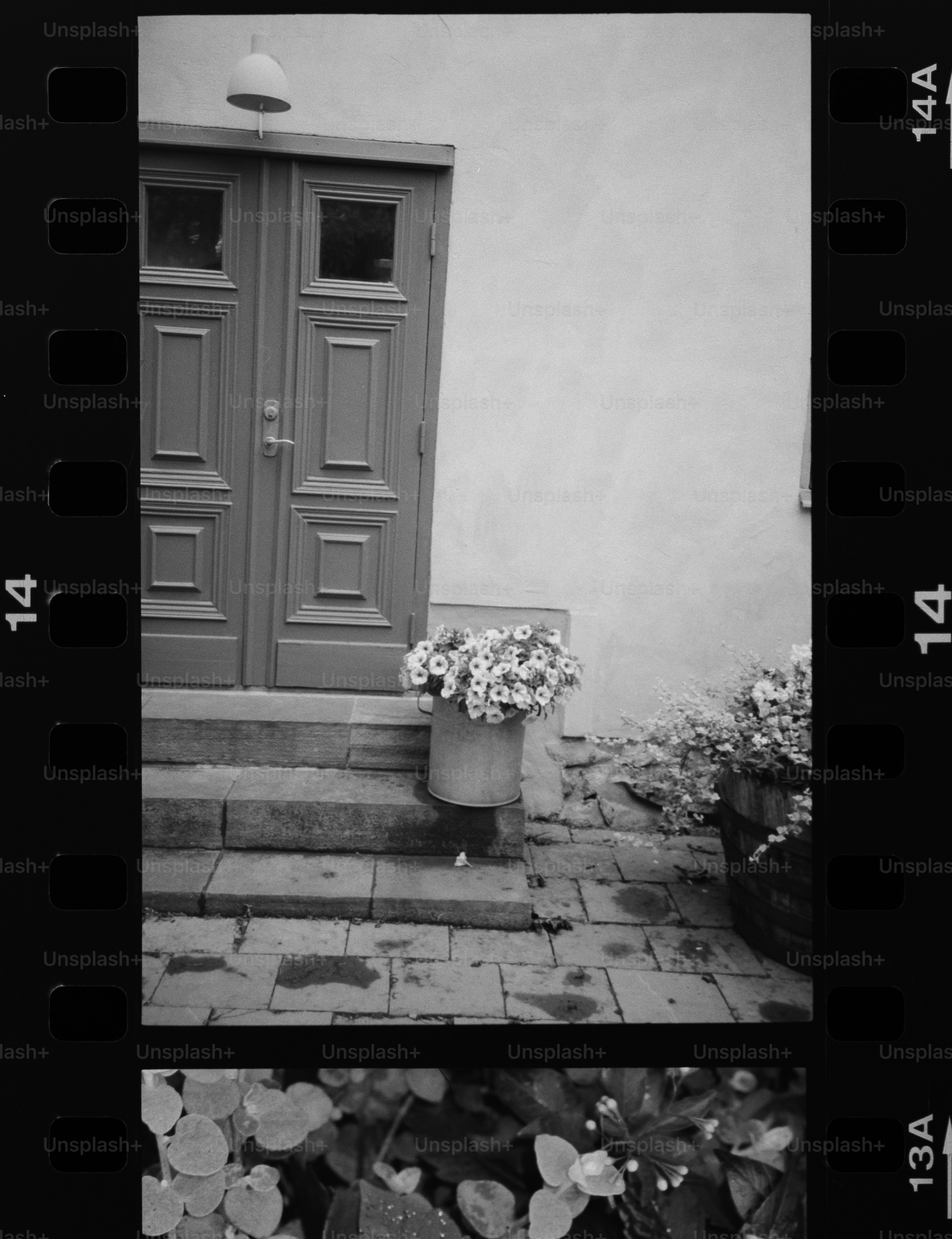 Una porta di legno con fiori e ciottoli.