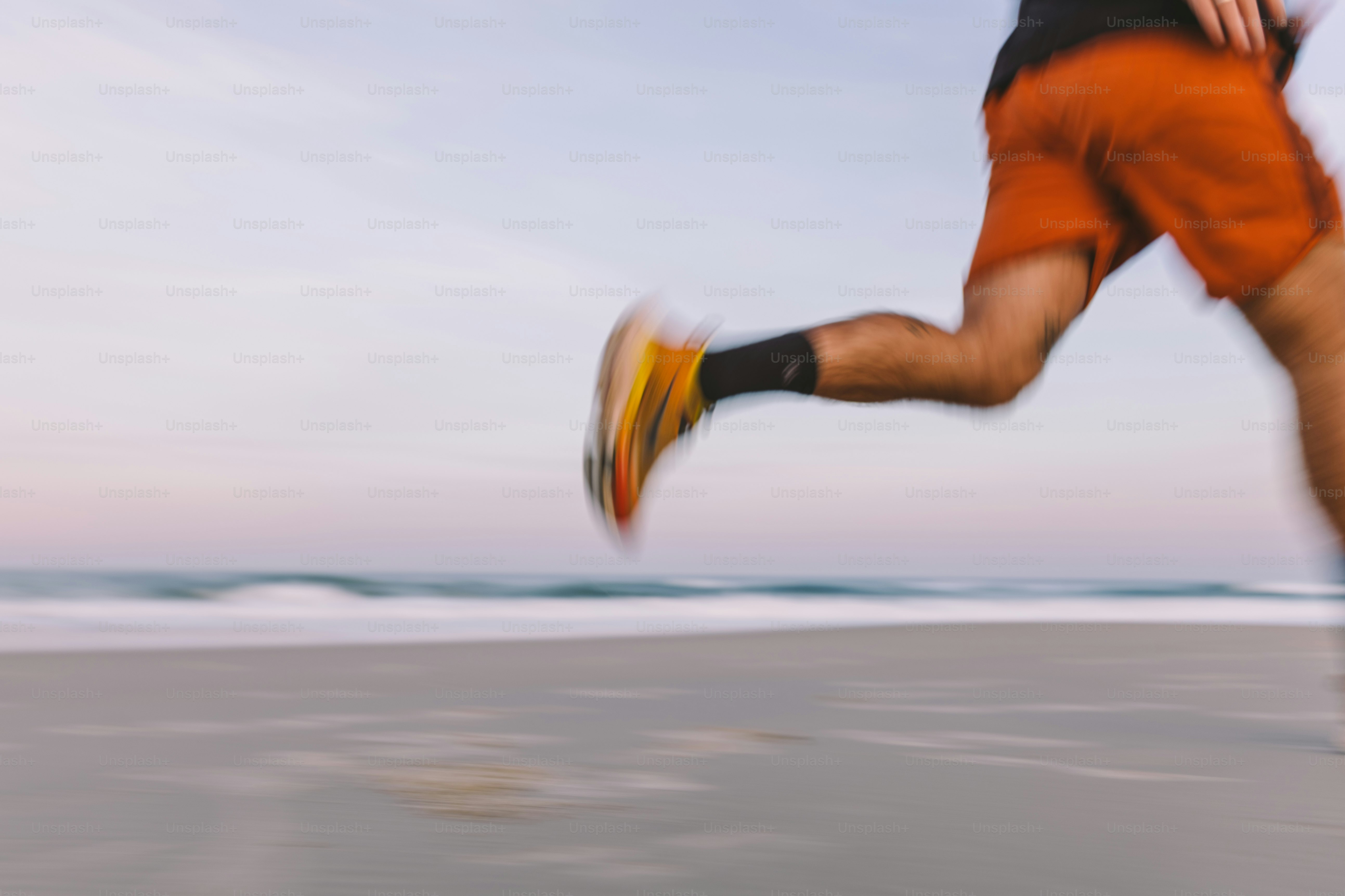 Man running on the beach at dawn. photo – Sport Image on Unsplash