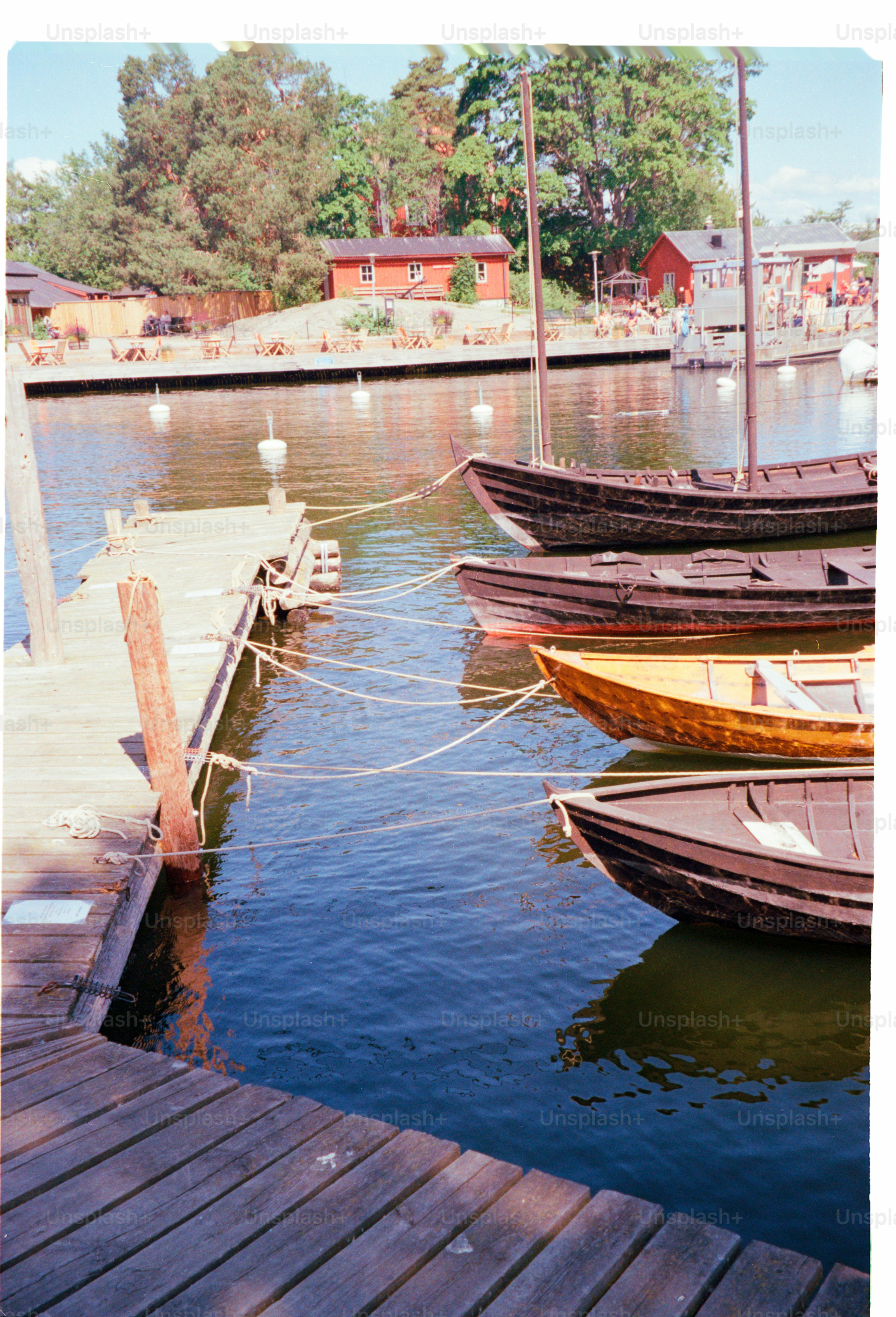 Los barcos están atracados en un muelle en un puerto.