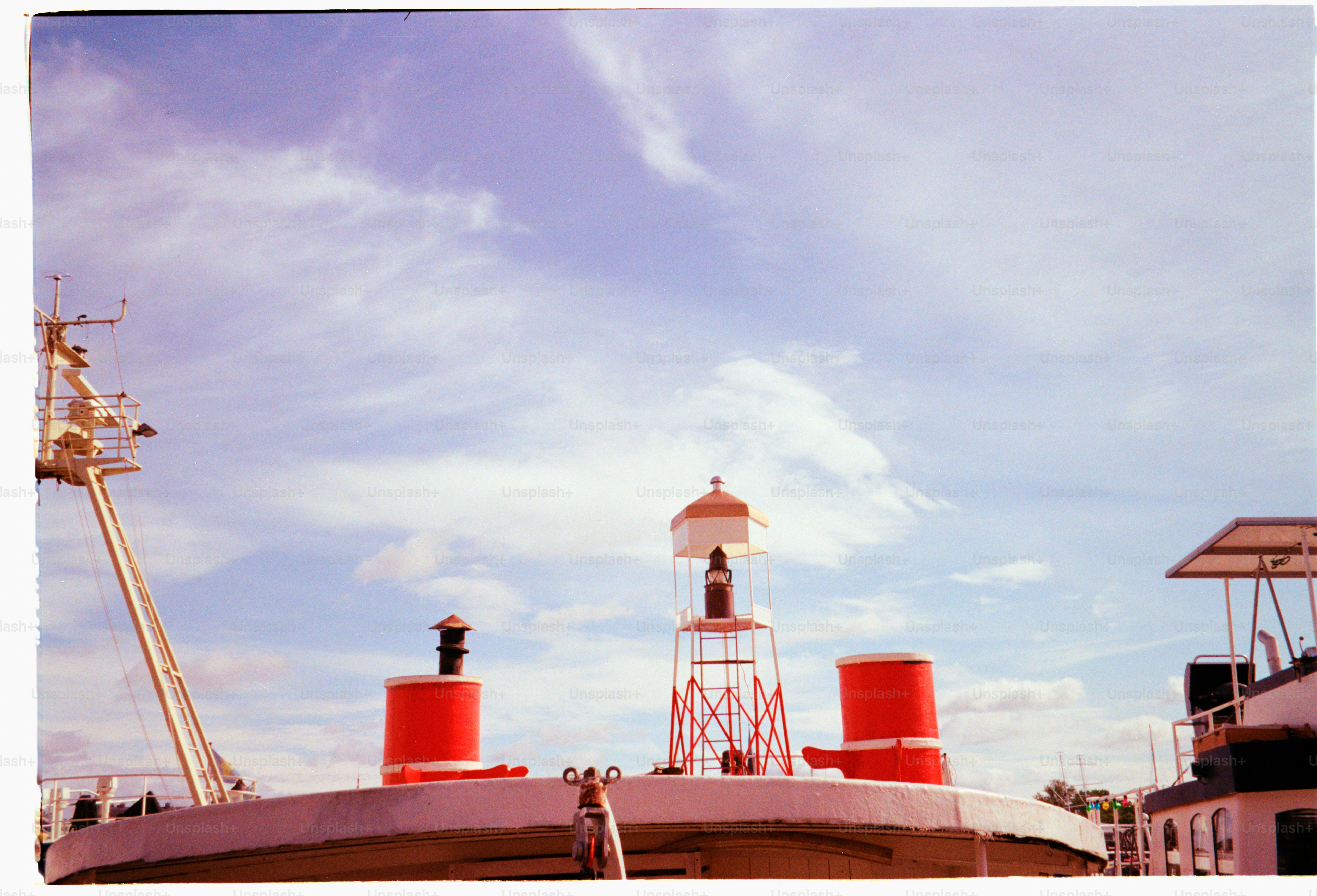 Schiffsdetail vor einem hellen, bewölkten Himmel.