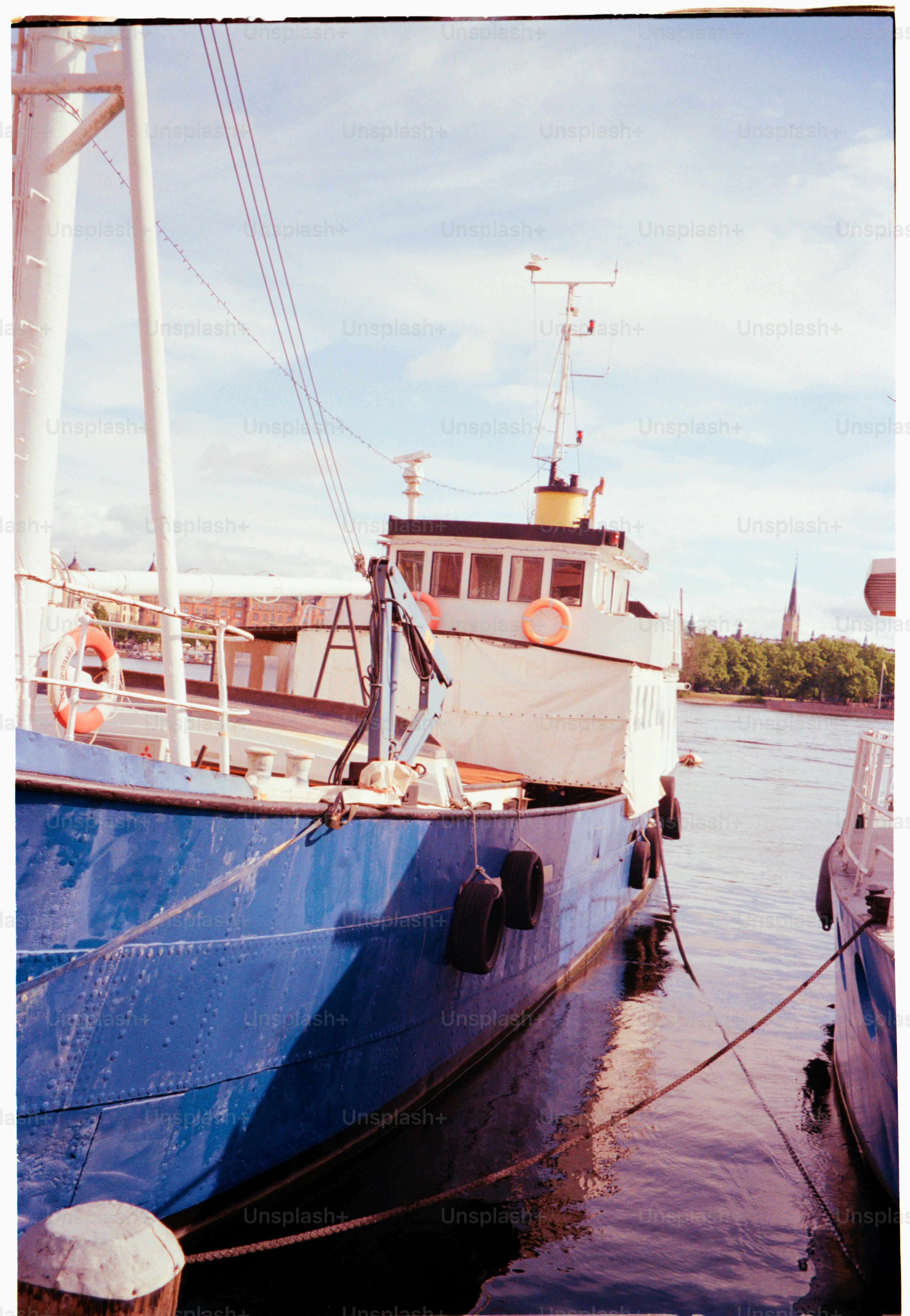 Ein blaues Boot legte in einem Hafen an.