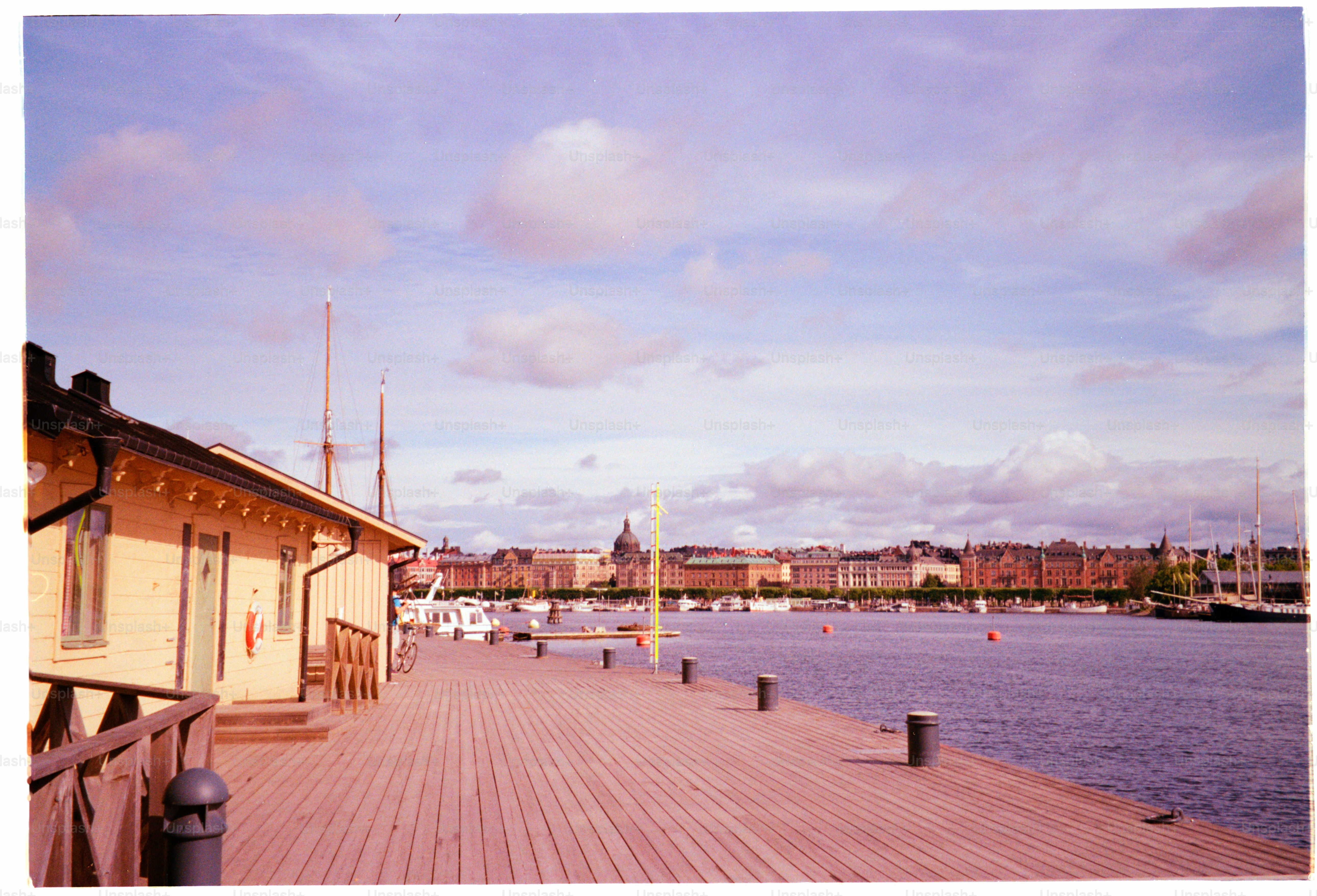 Ein Blick auf die Stadt am Wasser mit einem Holzsteg.