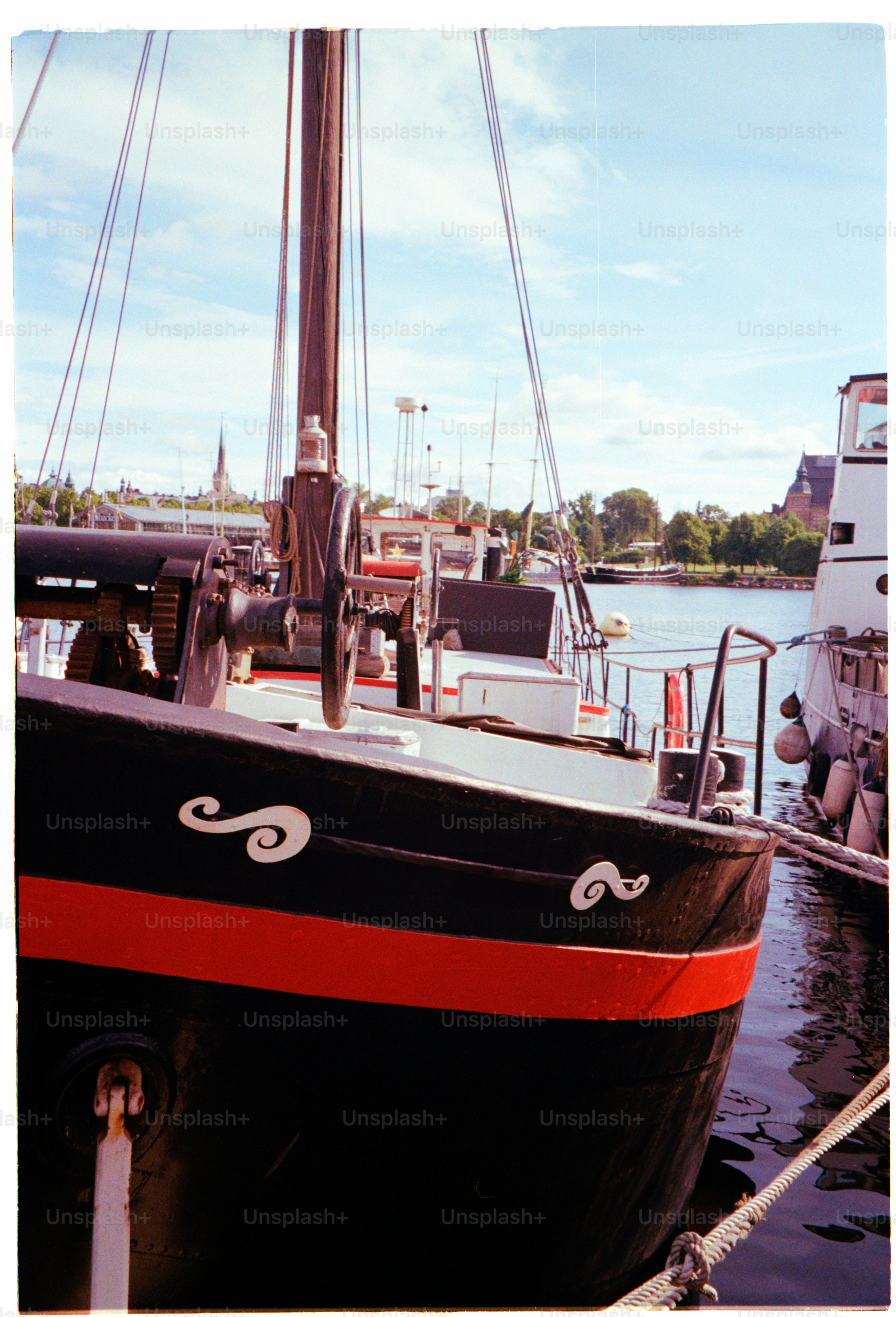 An einem sonnigen Tag liegt ein Boot an.