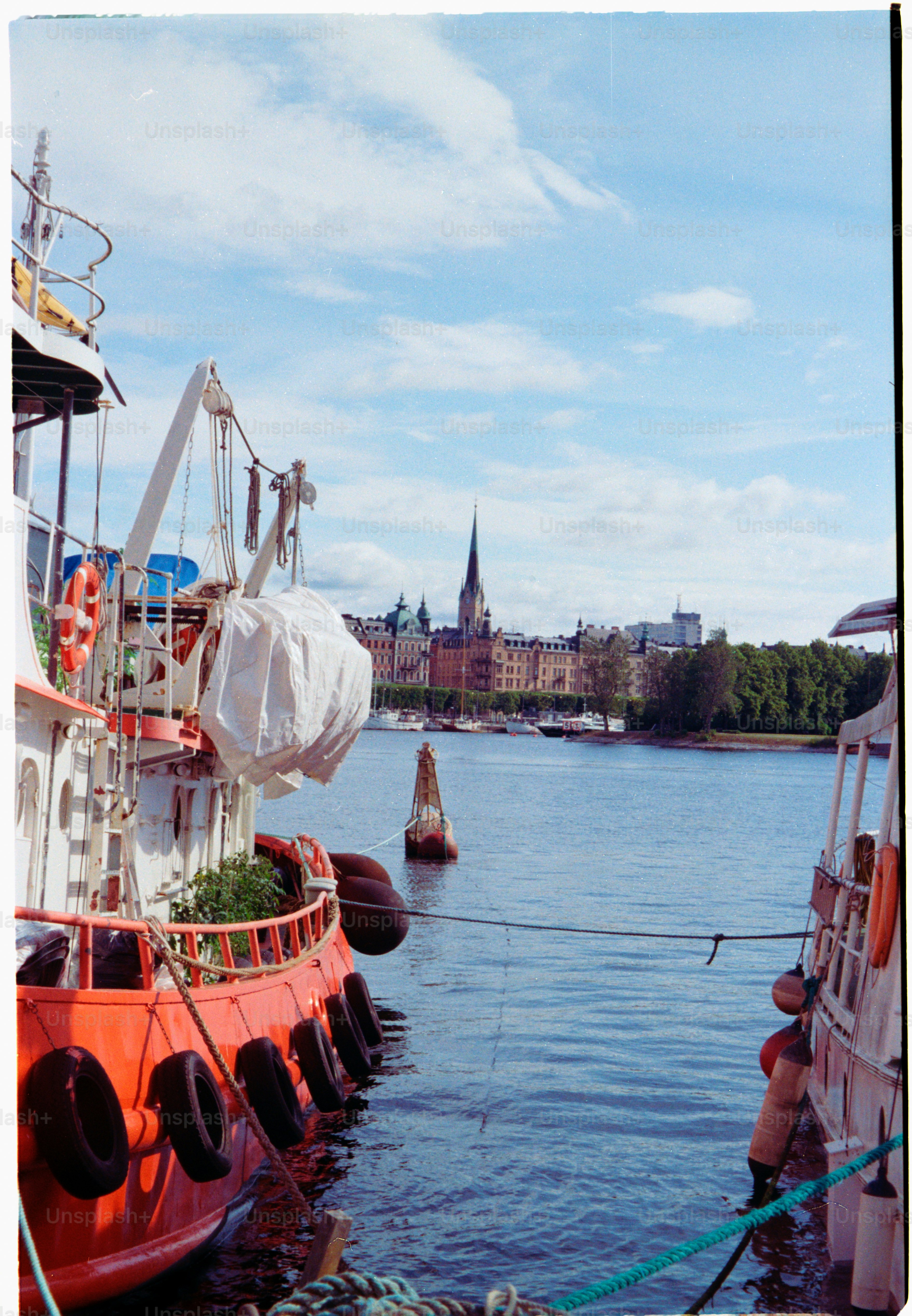 An einem schönen, sonnigen Tag legen die Boote an.