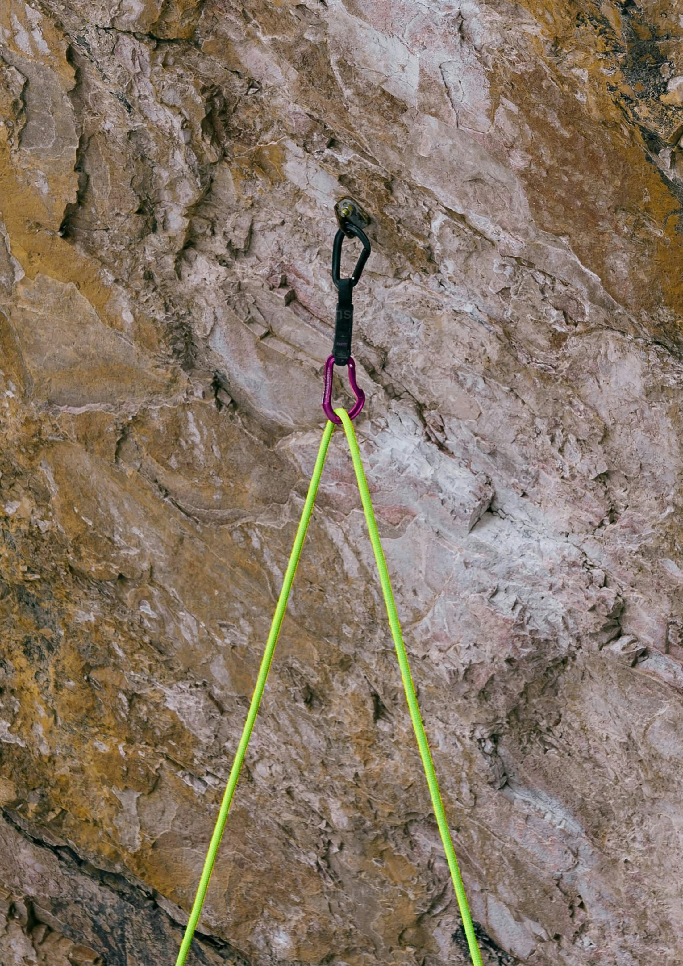 암벽에 부착된 등반 장비.