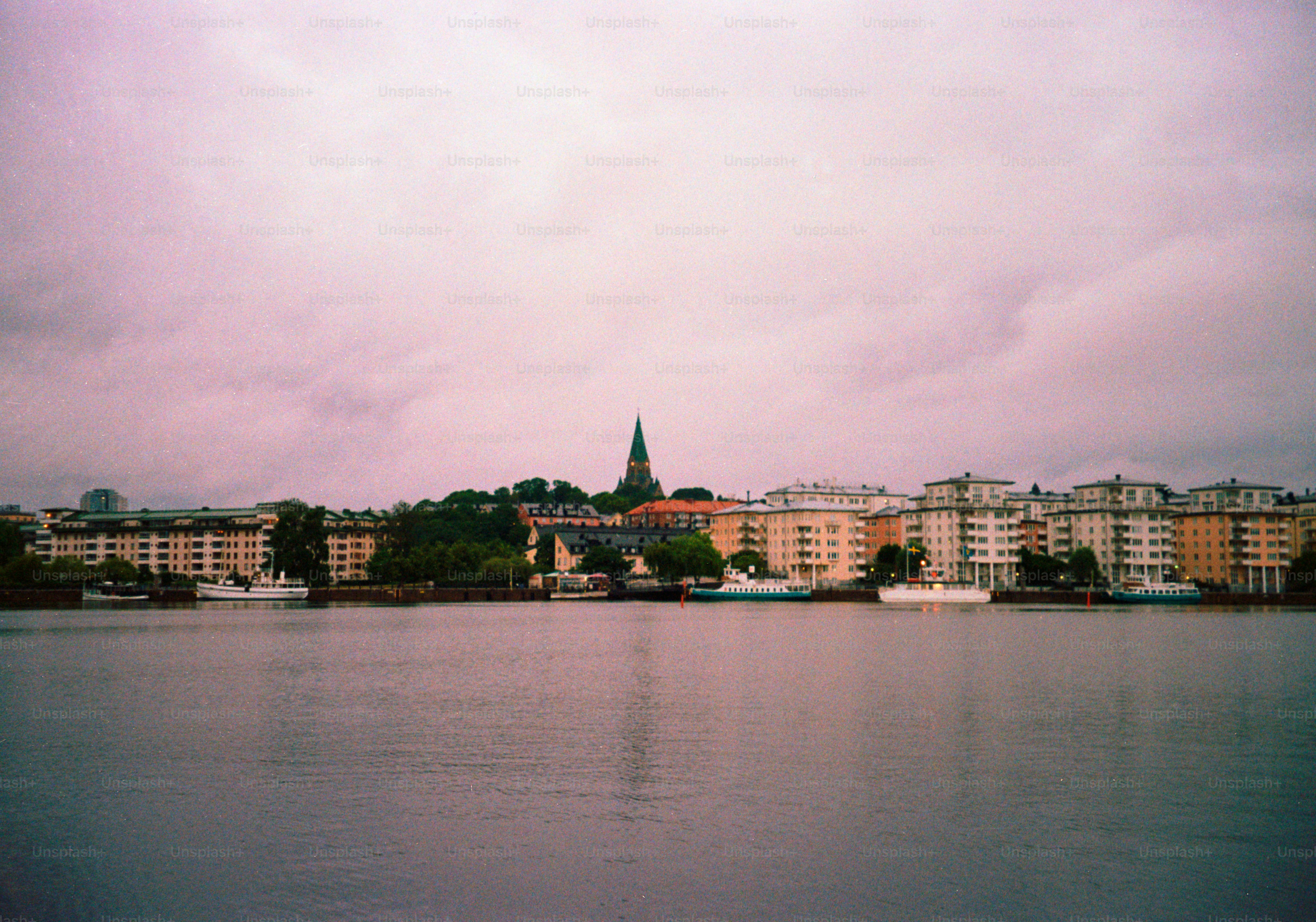 曇り空の下、海岸沿いに建物が立ち並んでいます。