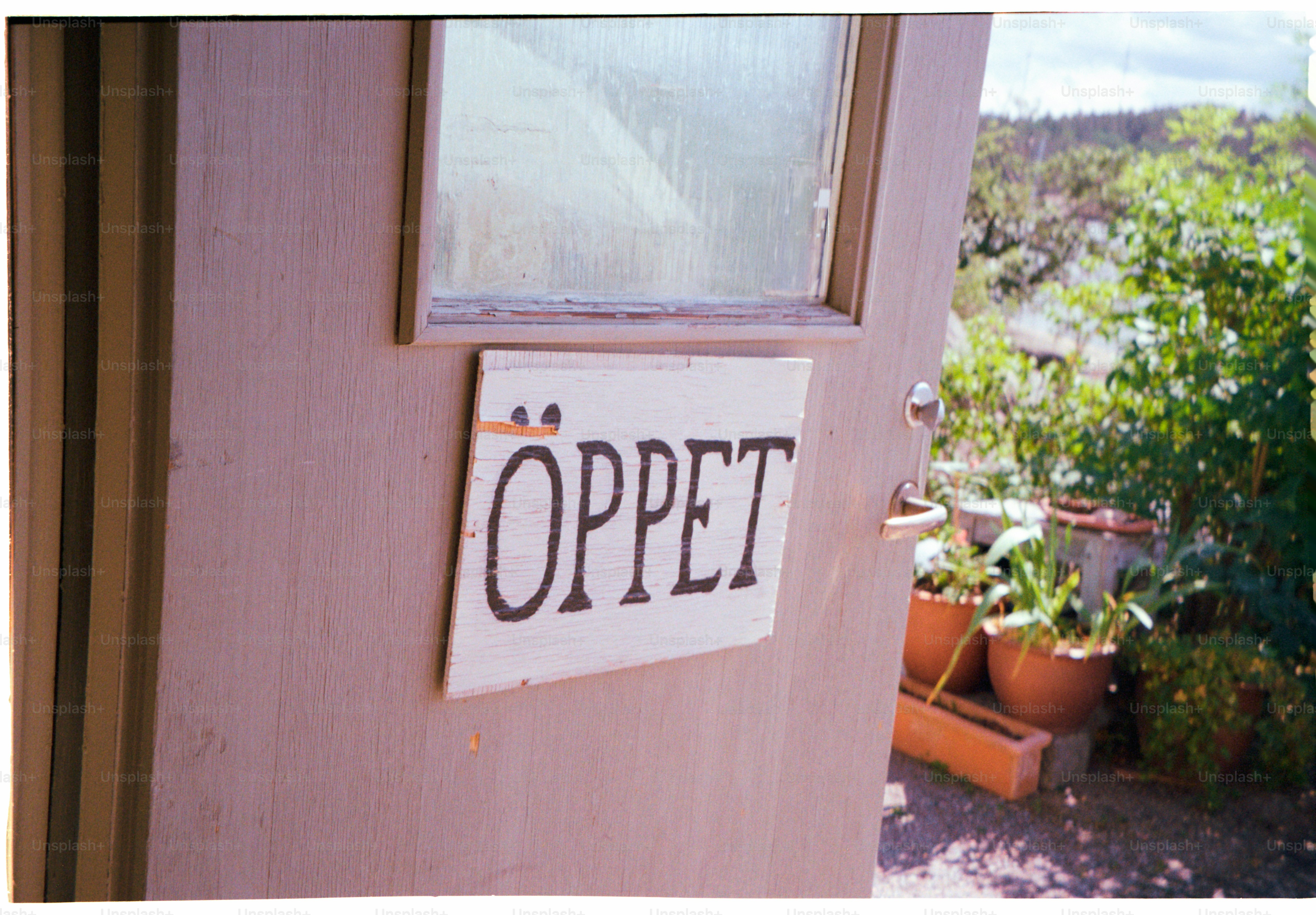 La puerta está abierta, como dice el letrero sueco.