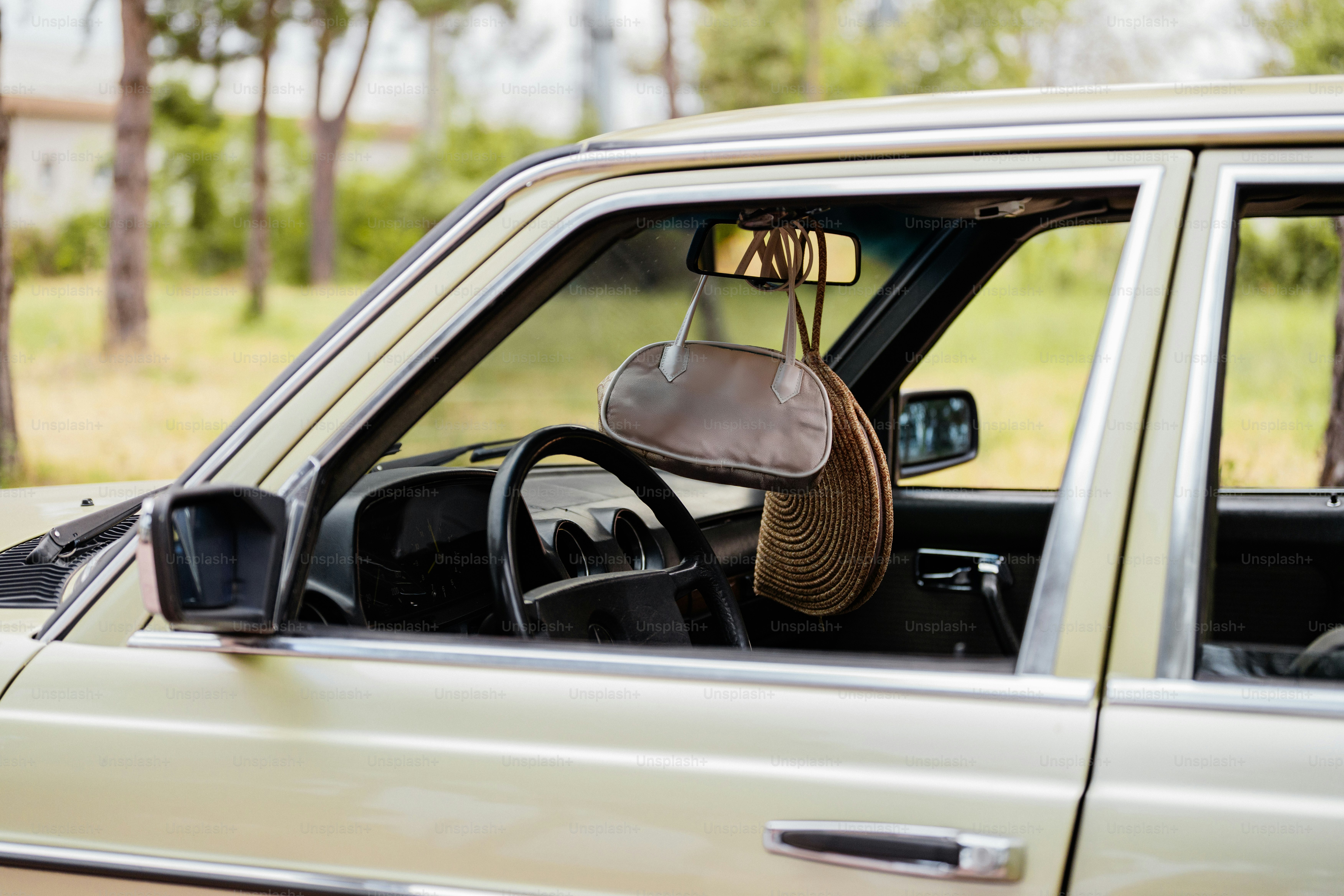 El interior de un coche antiguo con accesorios.