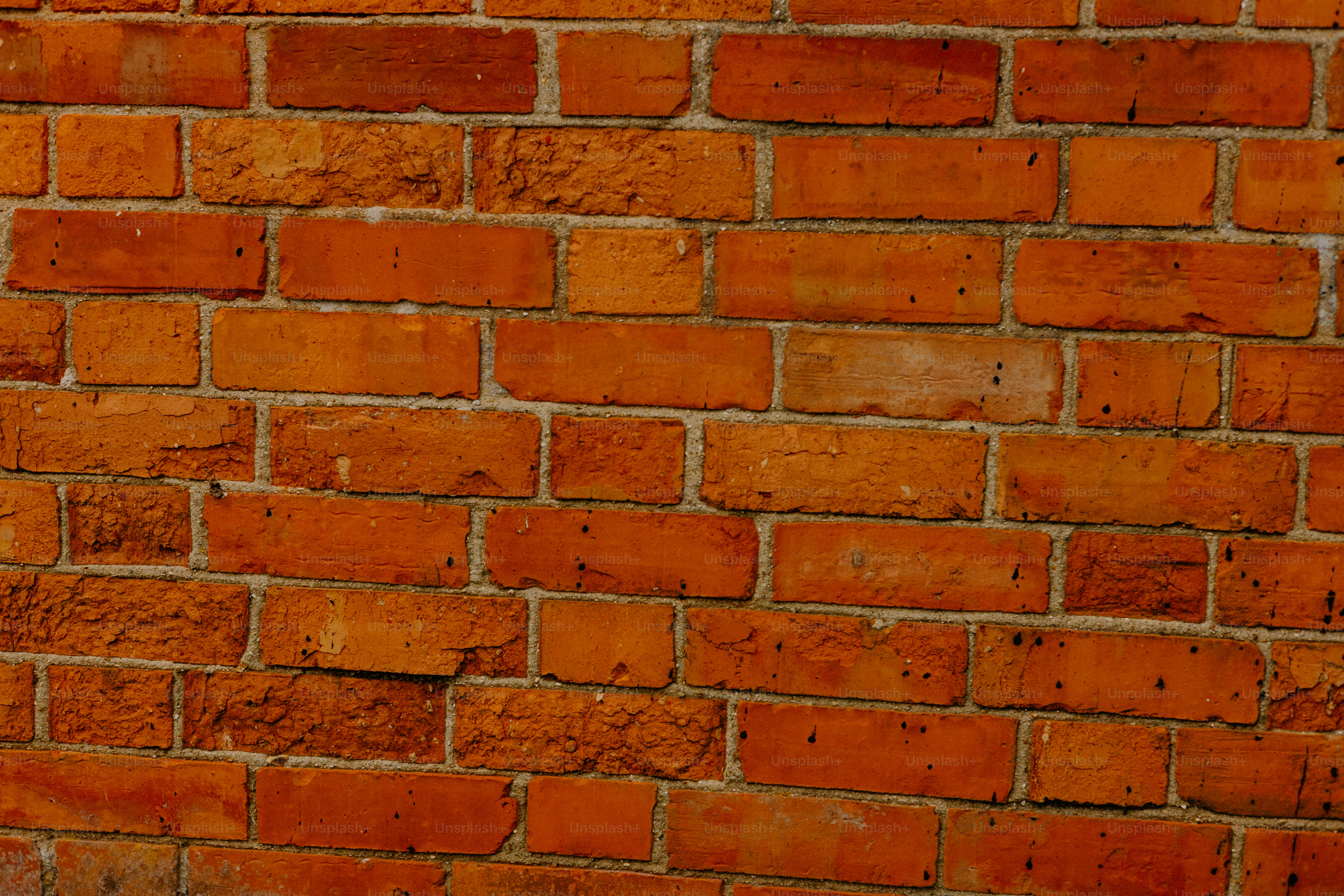 Nahaufnahme einer Backsteinmauer.