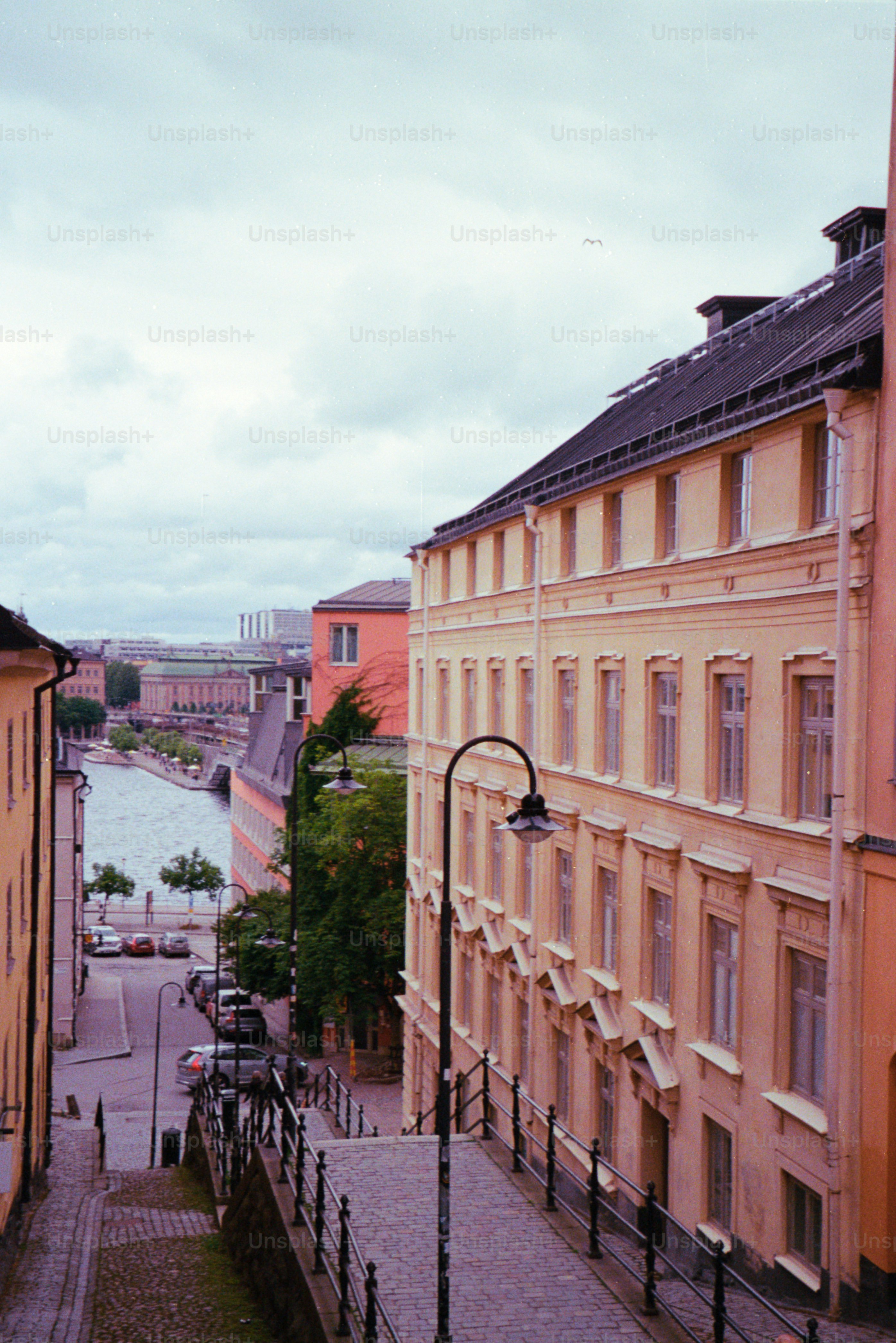 Blick auf eine gepflasterte Straße mit Gebäuden.