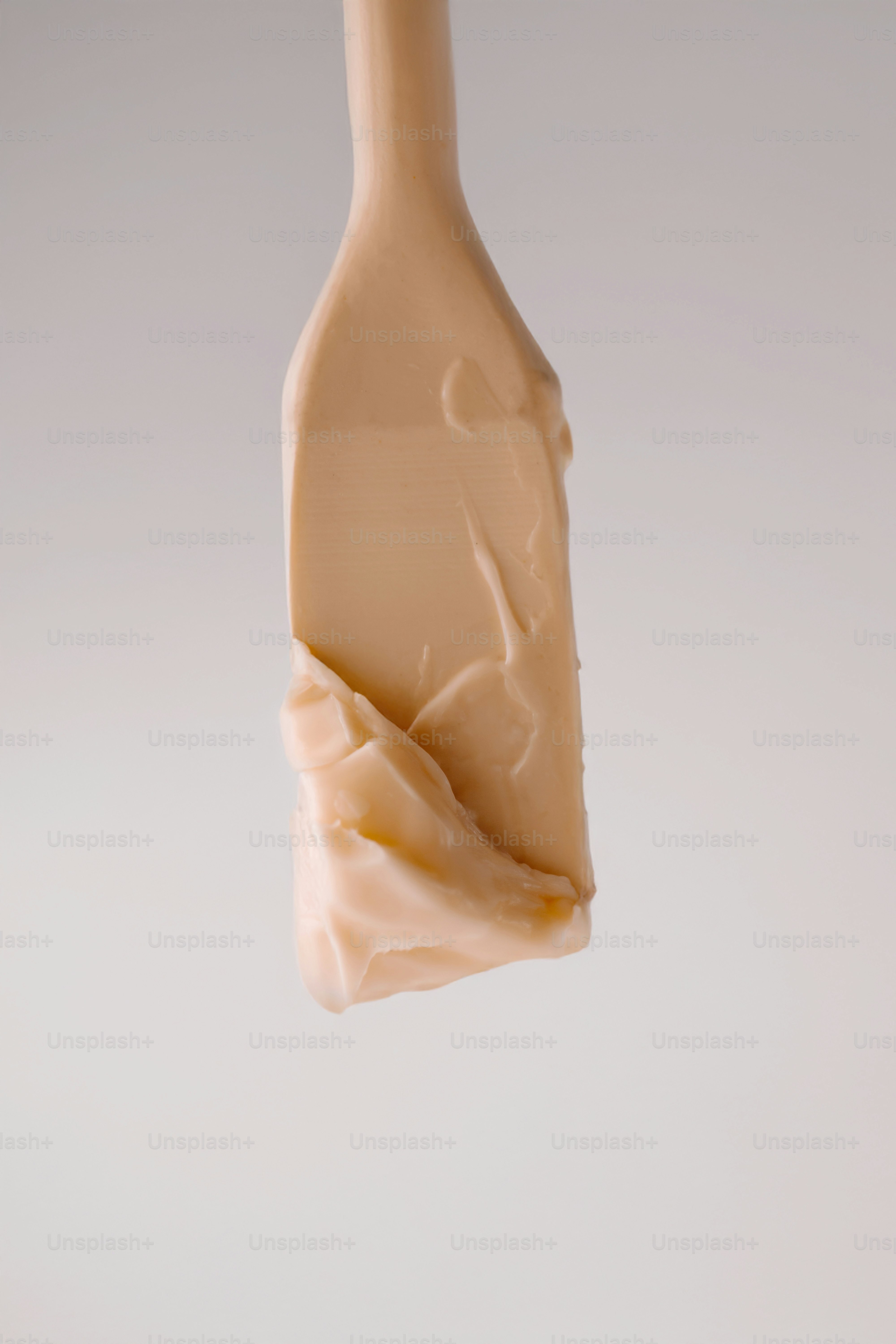 Il prodotto cremoso si aggrappa a una spatola