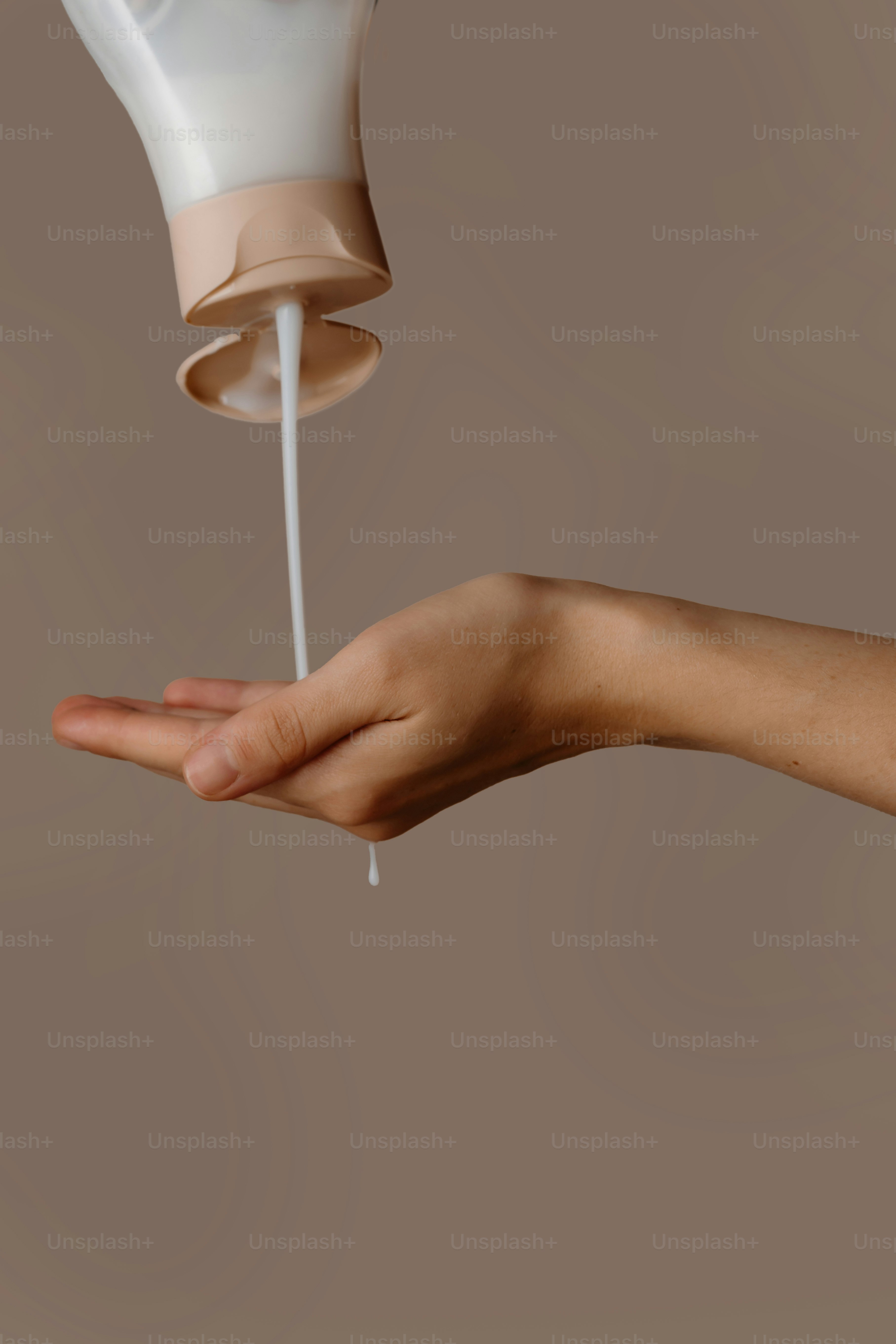 La lozione viene versata su una mano.