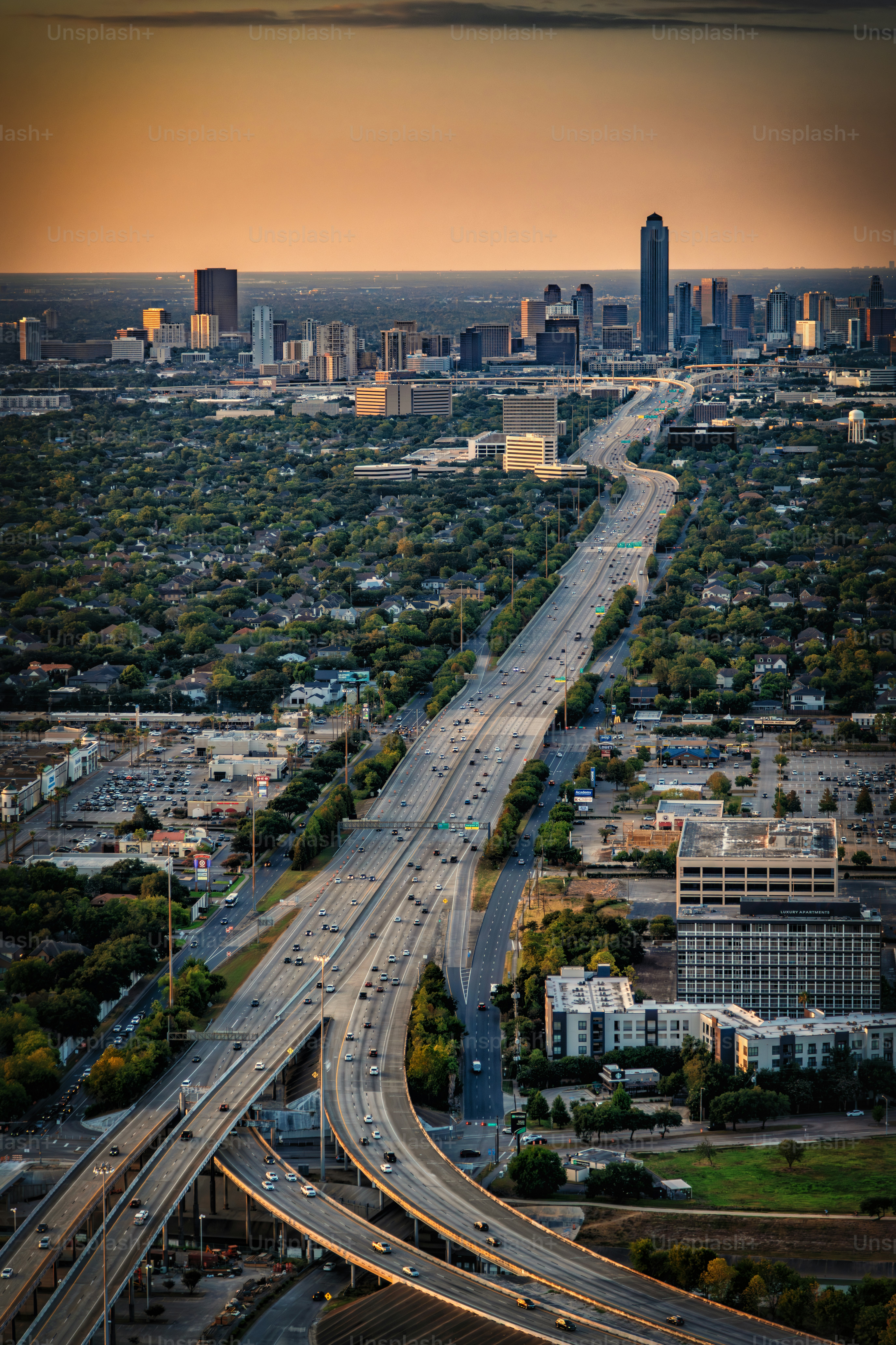 テキサス州ヒューストンのガレリア地区は、高度約1000フィートからヘリコプターで撮影した。の写真 – Unsplashの都市の画像