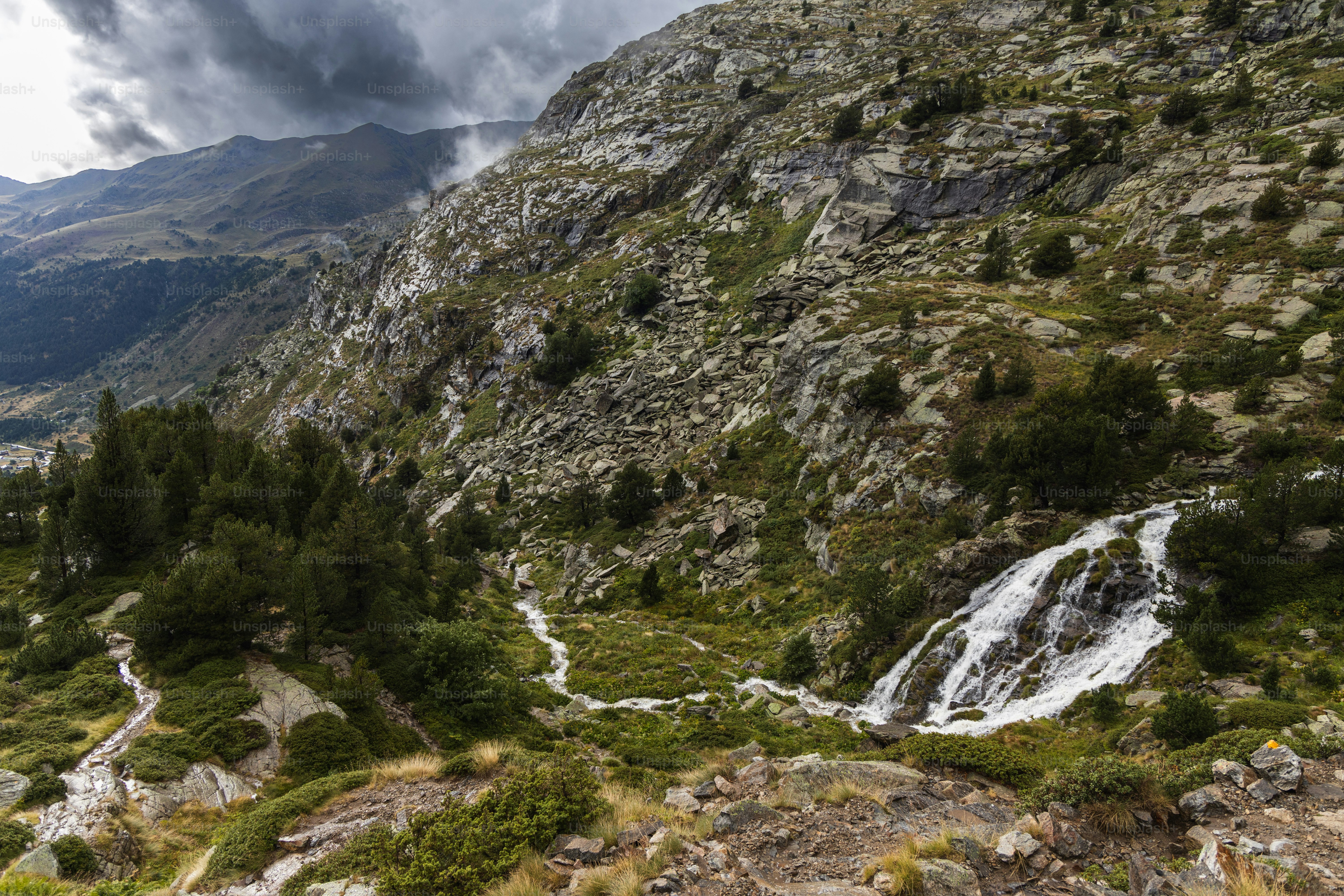 Paysage avec cascade dans les montagnes en été à Andorre-Vall d’Incles, Soldeu
