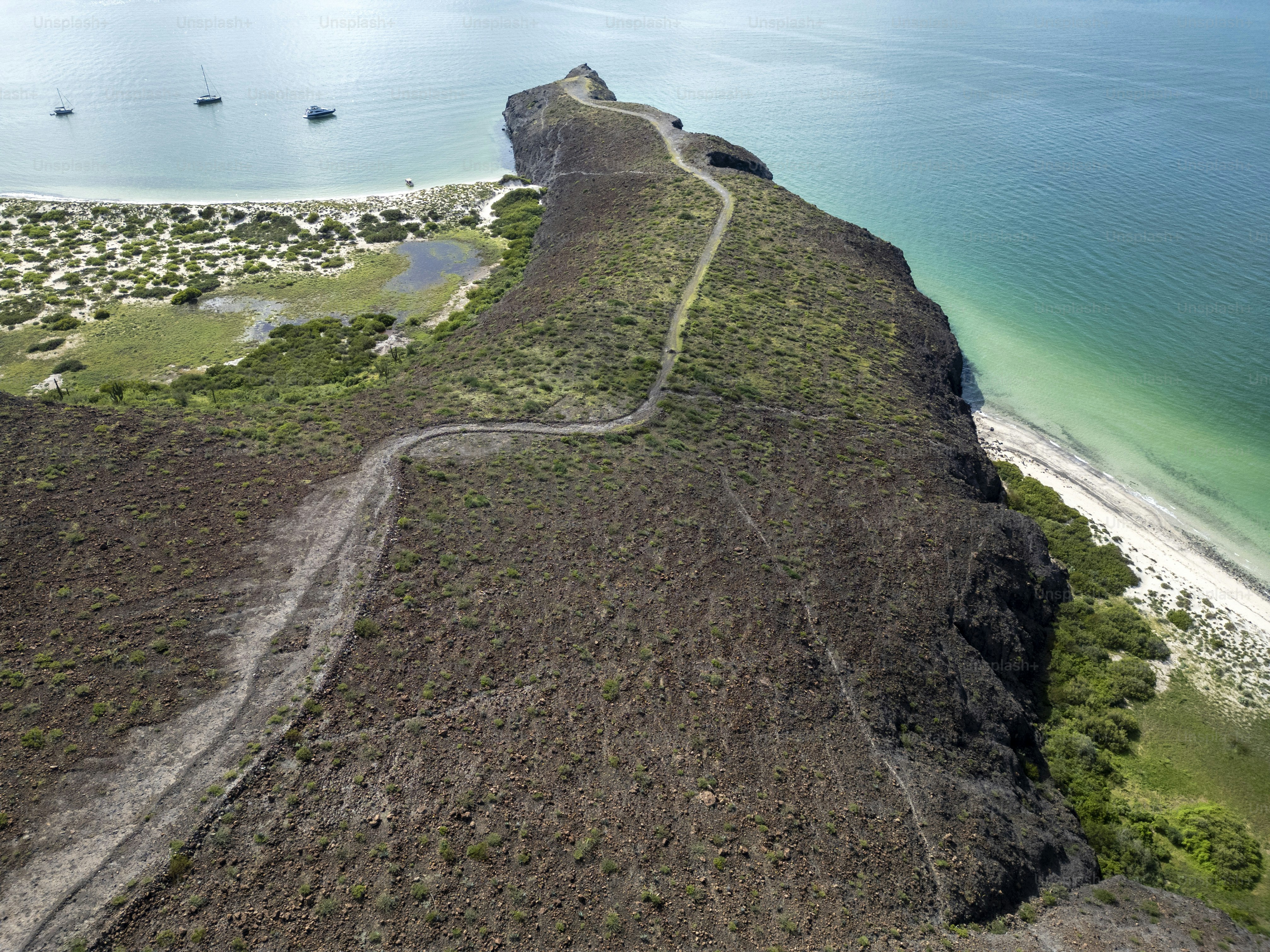 Pemandangan matahari terbenam udara drone dari laut biru kehijauan dan laut hijau dari alam liar Meksiko Lanskap panorama Baja California