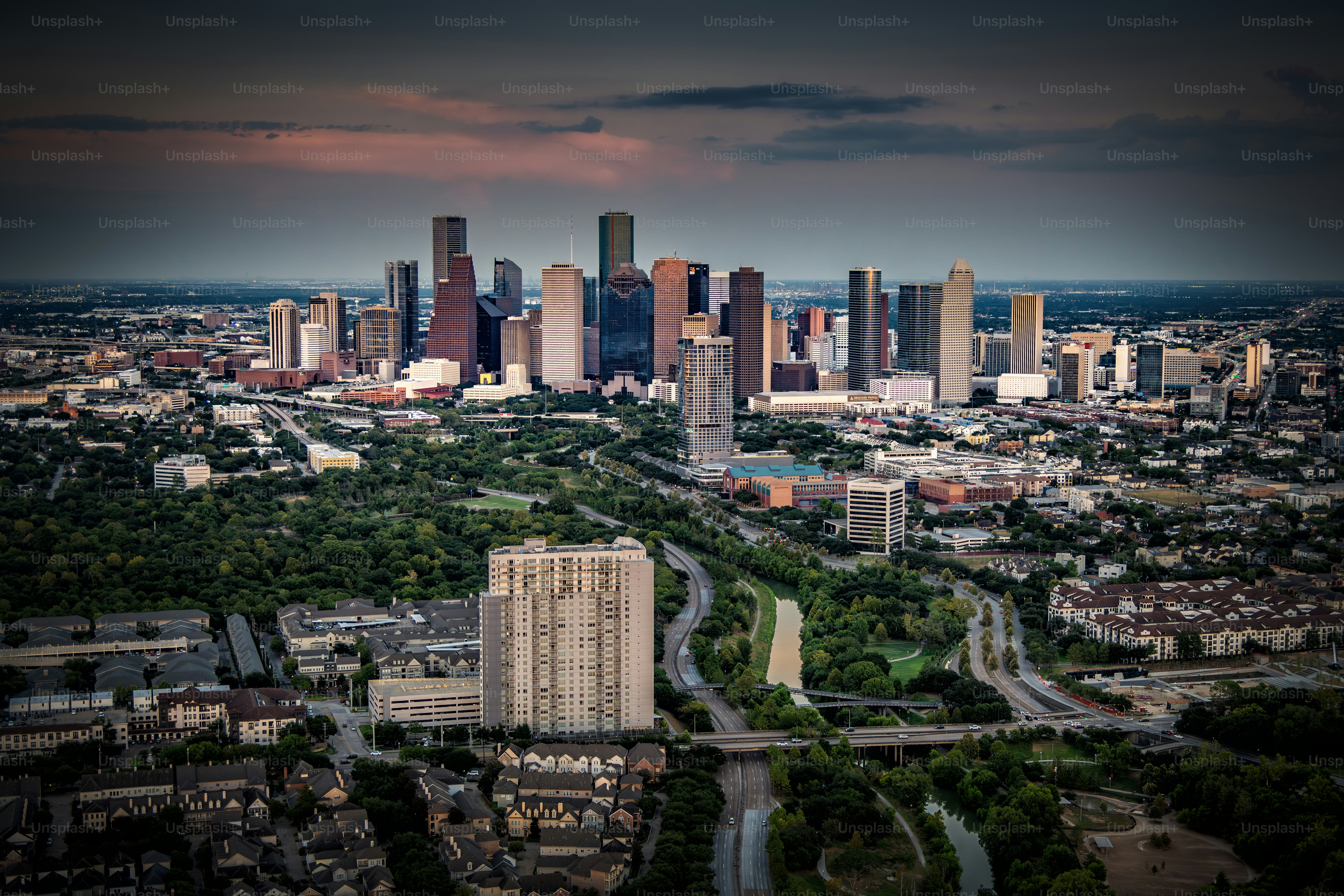 The modern skyline of Houston, Texas at dusk on a spring evening shot via  helicopter from an altitude of about 800 feet. photo – City Image on  Unsplash, image size:3000x2000
