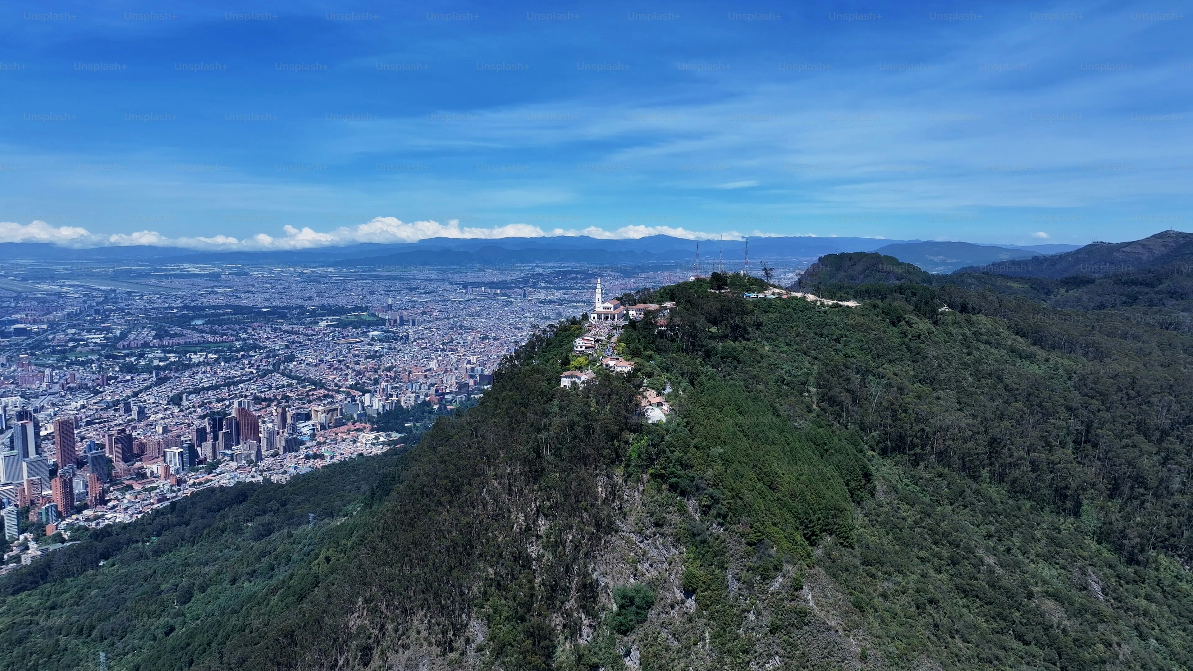 Suaka Monserrate Di Bogota Di Cundinamarca Kolombia. Lanskap Gereja Monserrate. Latar Belakang Agama. Bogota Di Cundinamarca Kolombia. Pemandangan Udara Gereja. Pemandangan Ziarah.