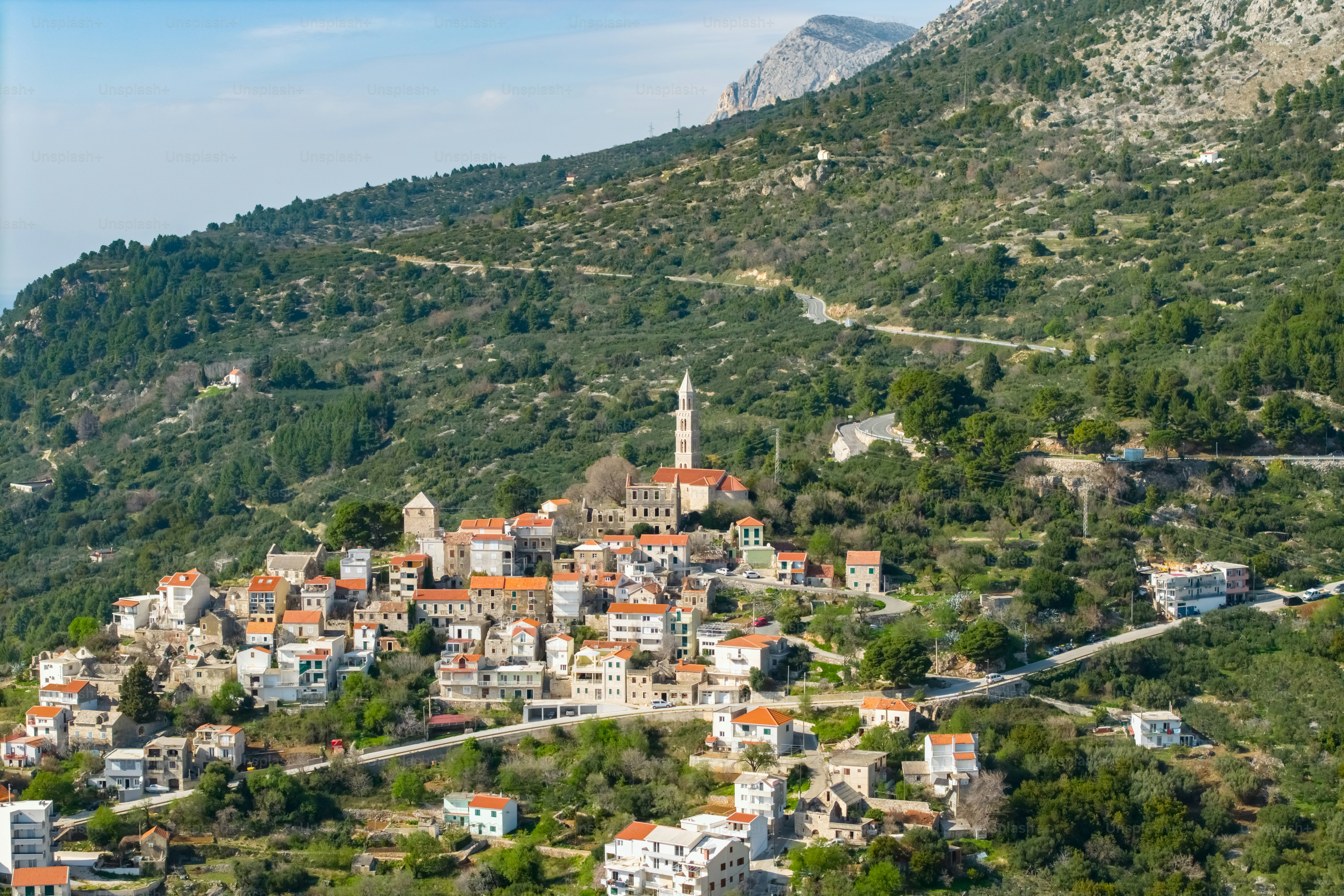 Riviera Makarska. Pequena cidade Igrane em uma encosta de montanha na região da Dalmácia, Croácia