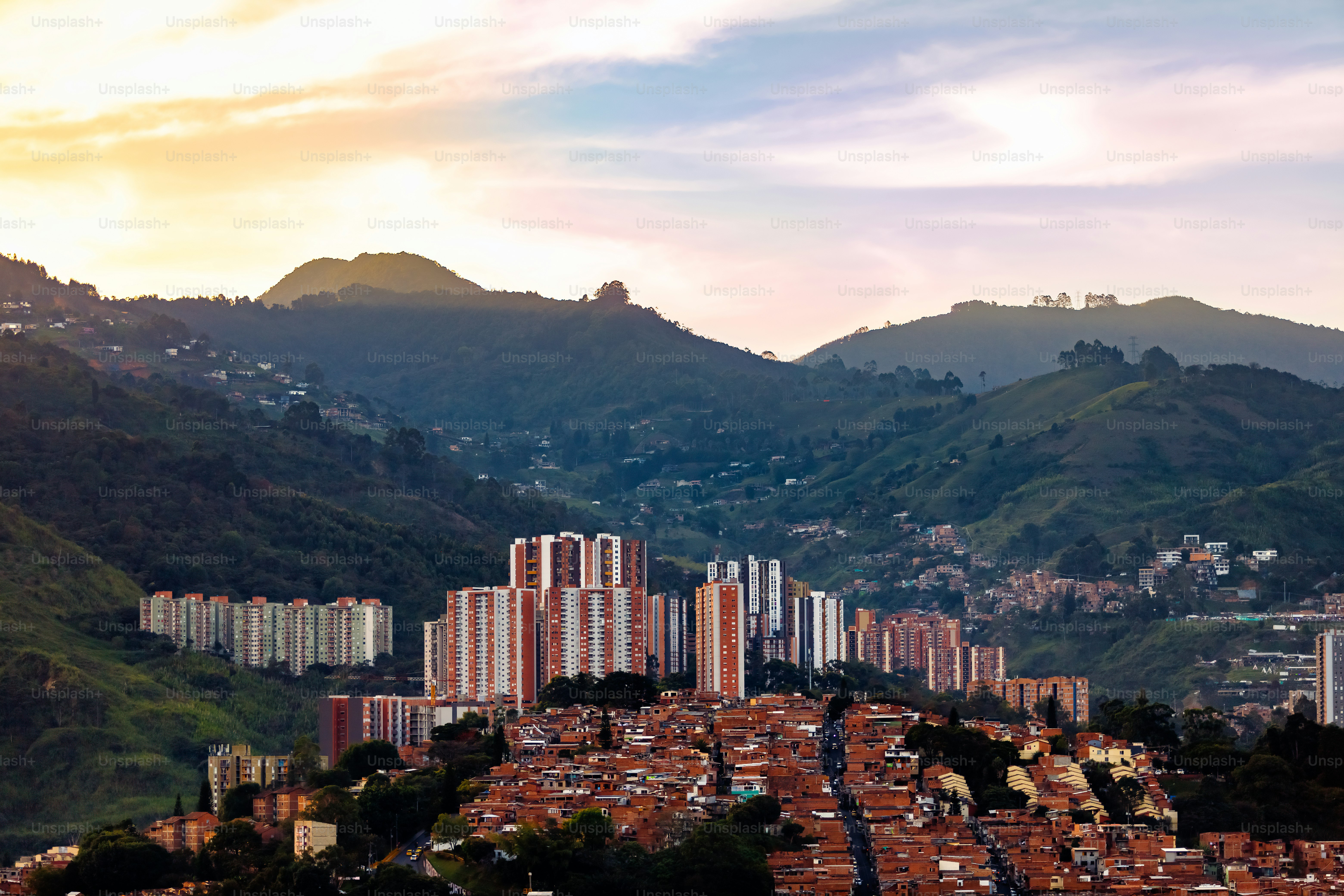 Gebäude und Häuser am Hang eines Hügels in Medellín, Kolumbien