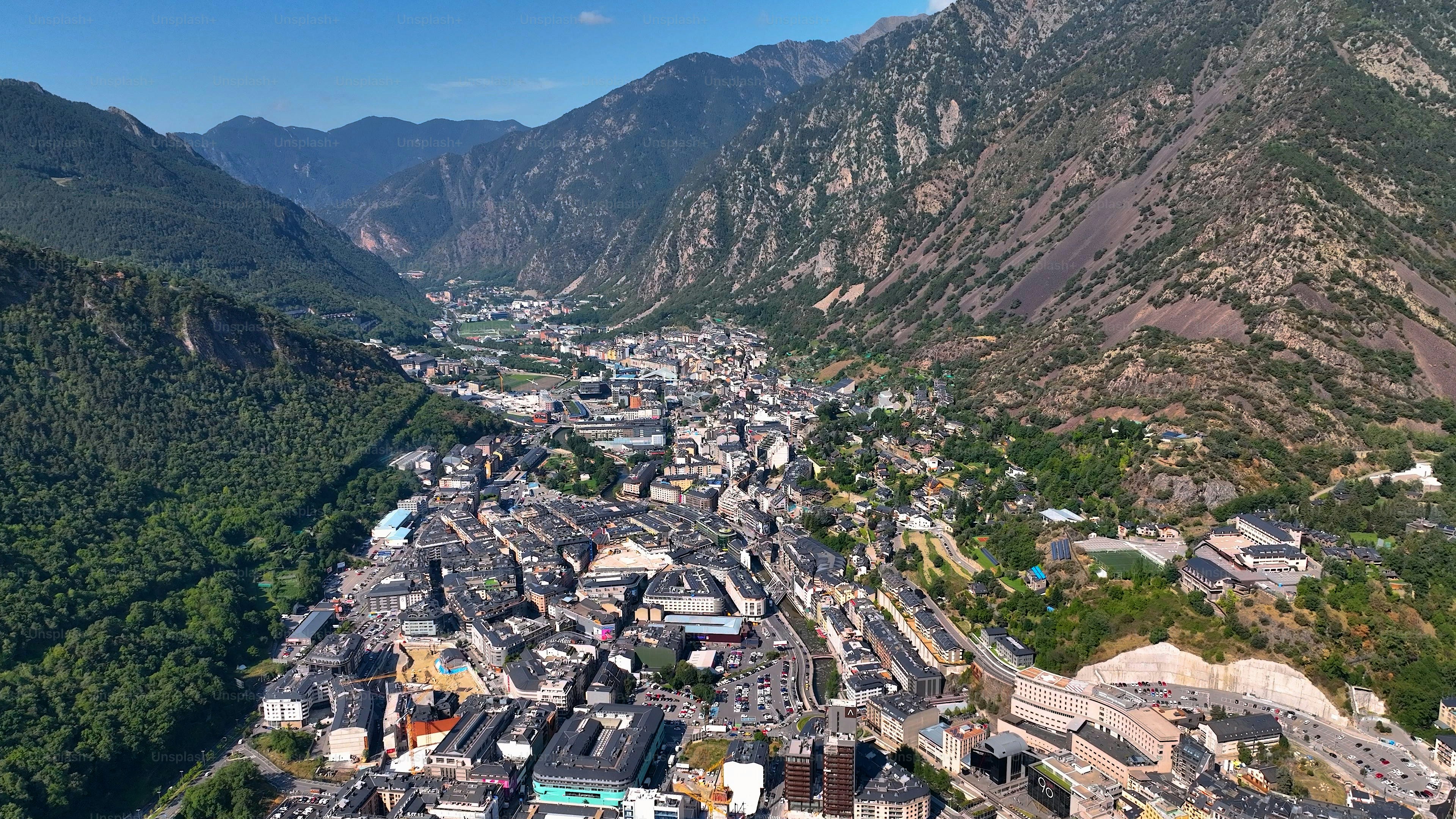 Andorra la Vella, centro della capitale di Andorra, tra i Pirenei.