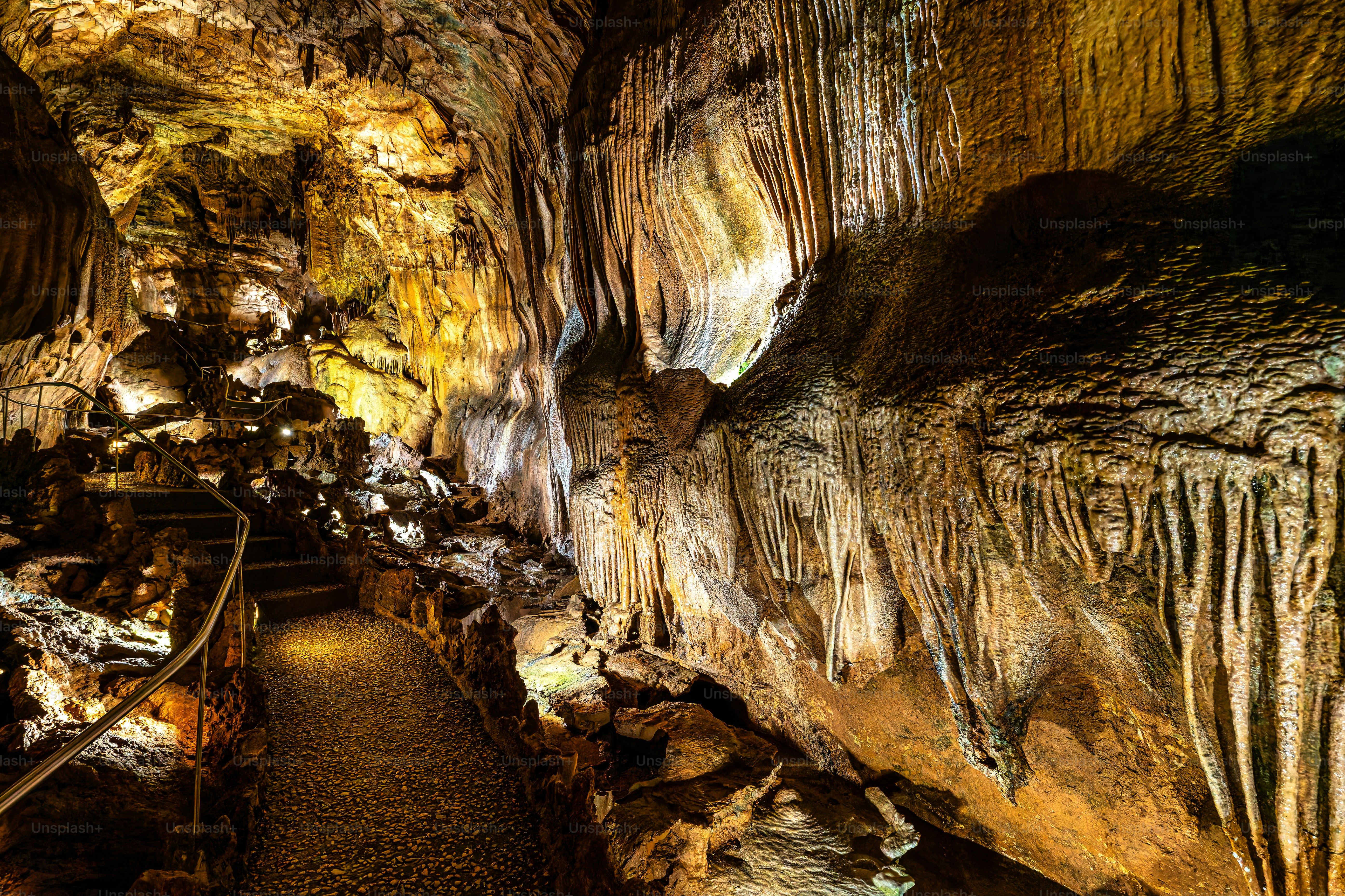 Gua Mira de Aire, Grutas de Mira de Aire di Leiria, Portugal. Satu set gua batu kapur di Porto de Mos, Leiria. Moinhos Velhos