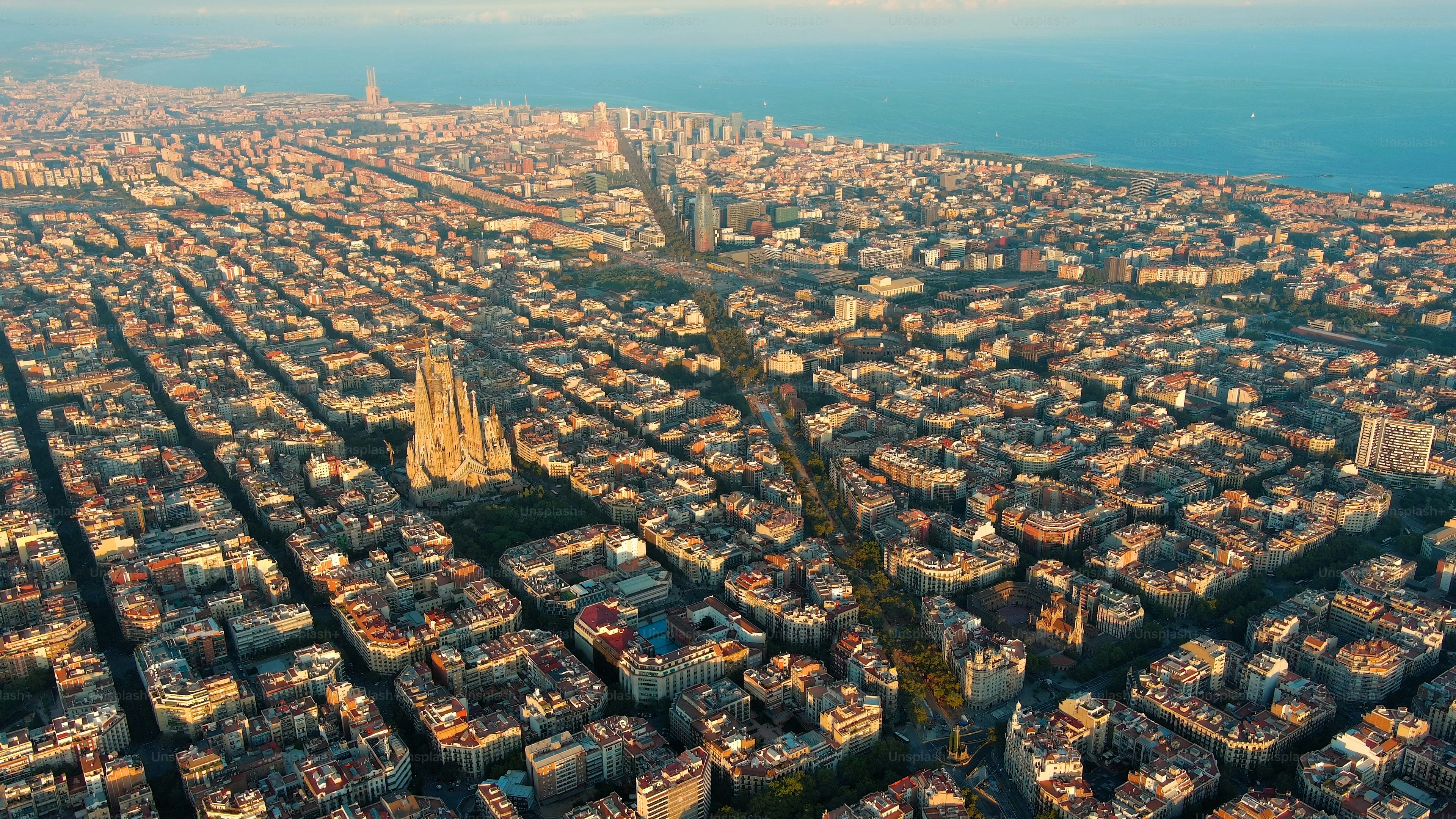 Barcelonas Gittermuster wird wirklich zum Leben erweckt, wenn man es von oben betrachtet. Definitiv eine der schönsten Städte der Welt mit der Kathedrale Sagrada Familia als Krone.