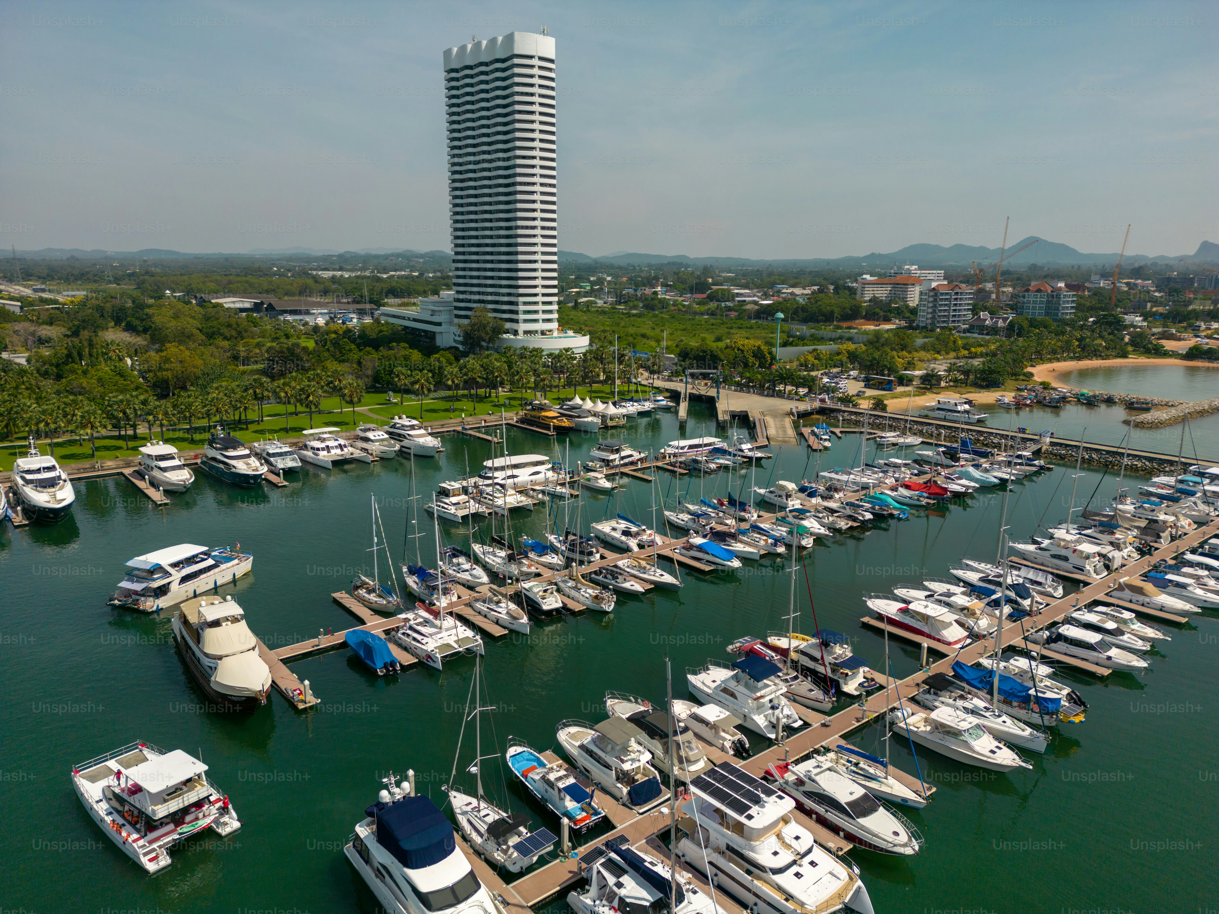 Una vista aerea con drone dell'Ocean Marina Resort situato a Pattaya Jomtien, in Thailandia.