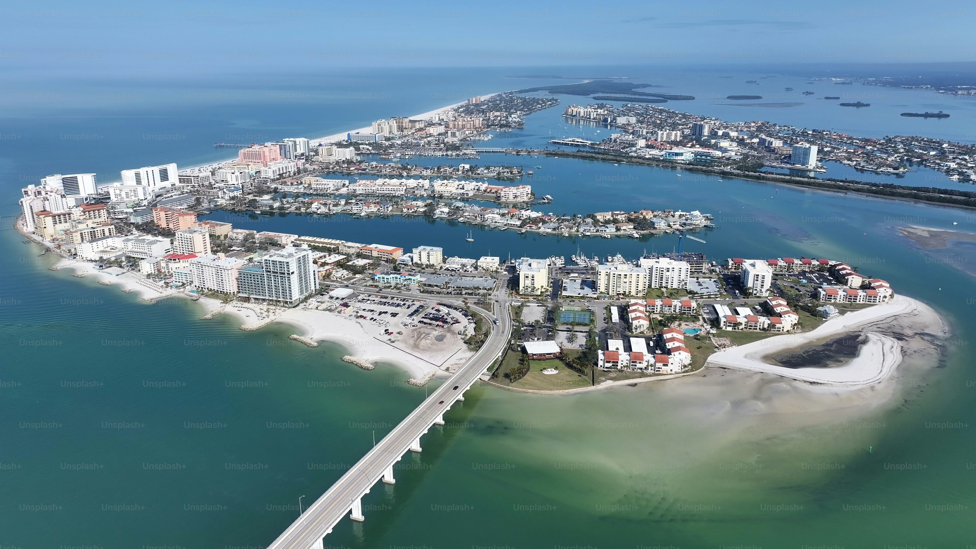 미국 플로리다주 클리어워터의 클리어워터 비치 스카이라인. 해변 풍경. 다운타운 디스트릭트. 여행 풍경. 미국 플로리다주 클리어워터의  클리어워터 비치 스카이라인. 놀라운 도시 풍경. 사진 – Unsplash의 바닷가 이미지