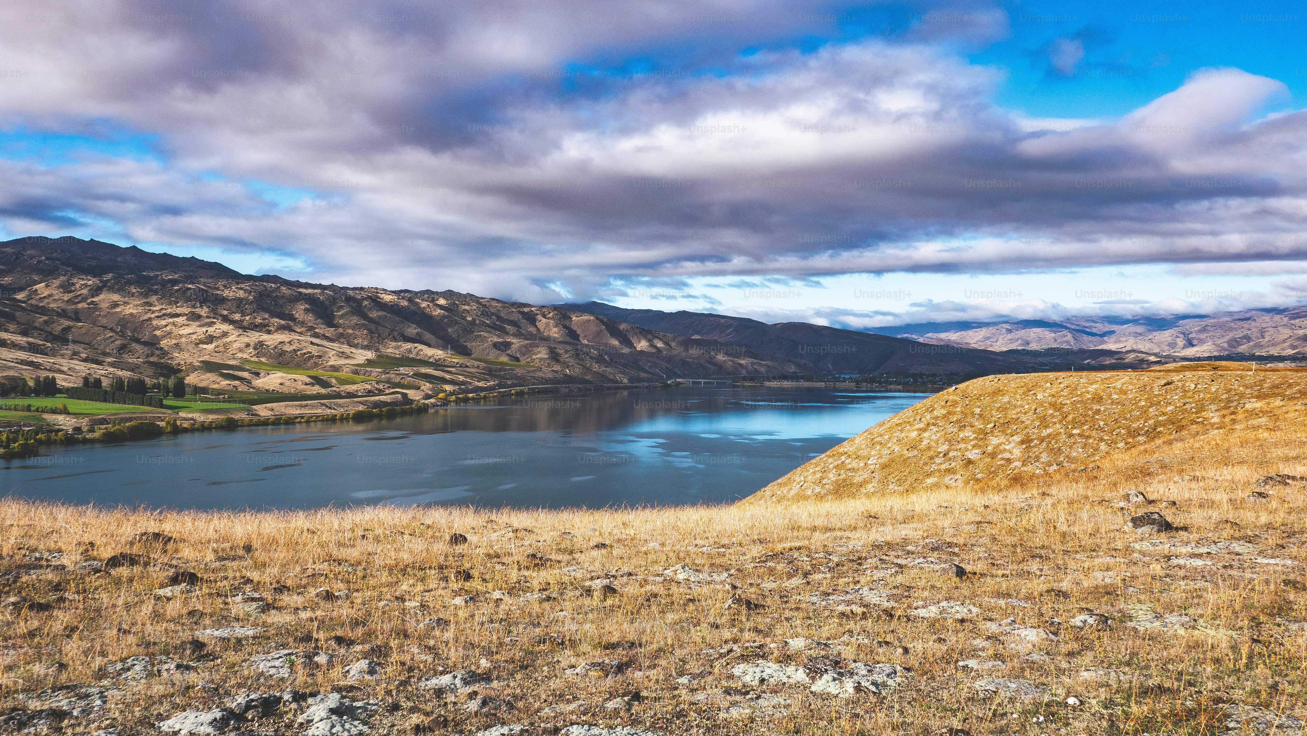 Bellissimo lago circondato da colline e montagne Cromwell Nuova Zelanda paesaggio autunnale giornata limpida bellissimo scenario