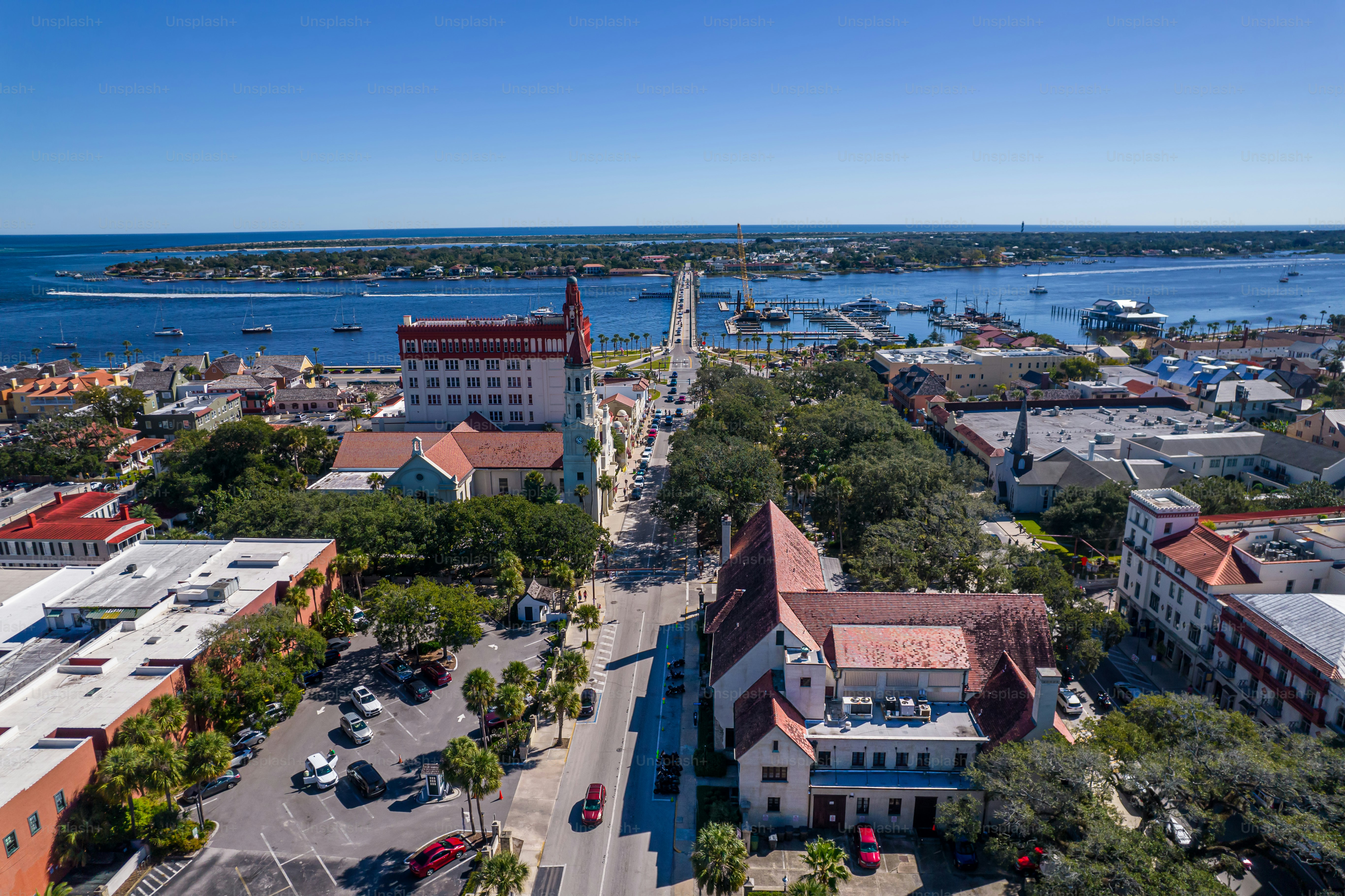 Bela vista aérea de St Augustine, a cidade mais antiga dos EUA. o castelo do Monumento Nacional de San Marcos, o Flagler College e a Baía de Matanzas