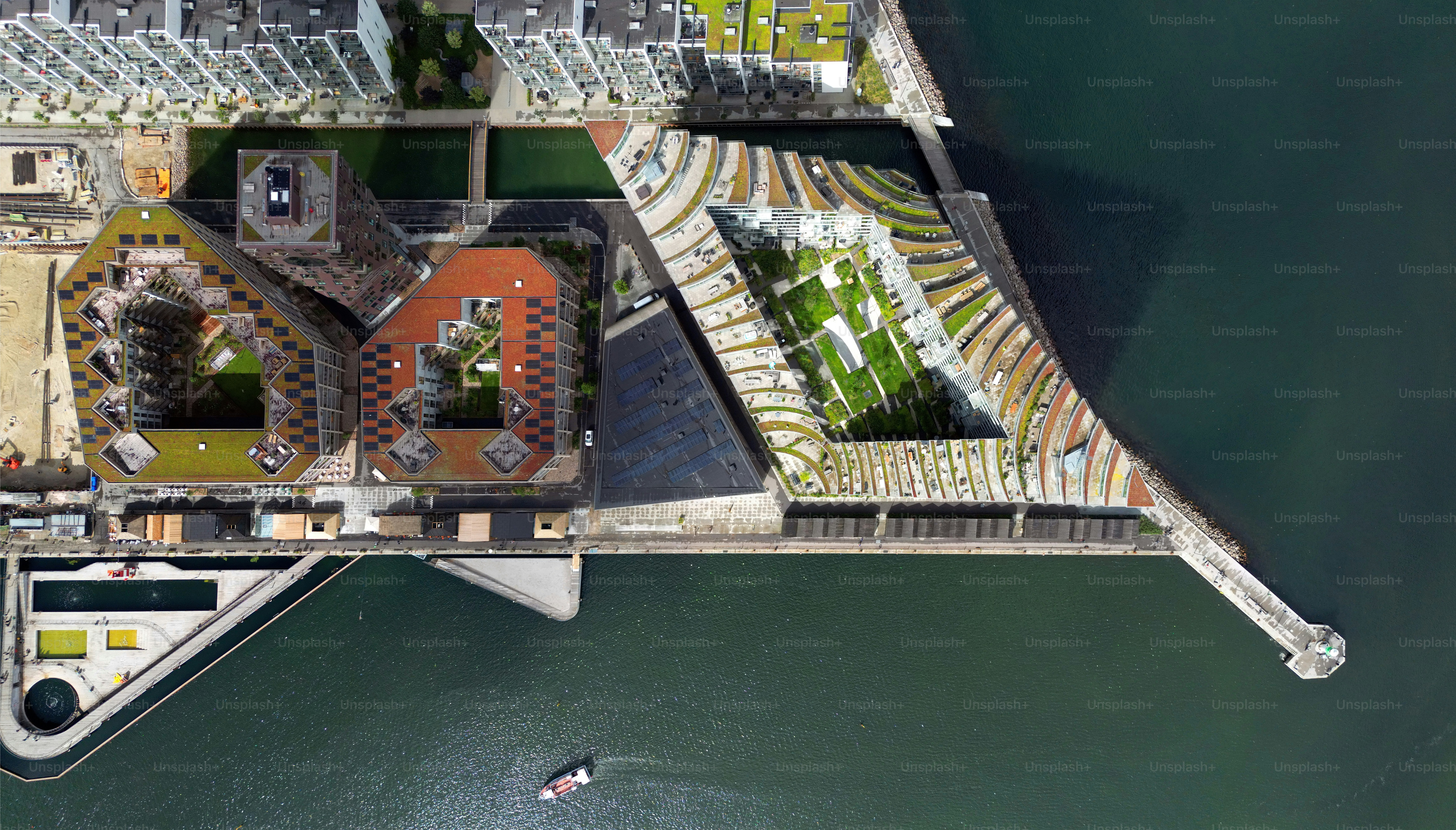 Vista panorâmica aérea do horizonte, beira-mar e área do porto em um dia ensolarado em Aarhus, Jylland - Dinamarca