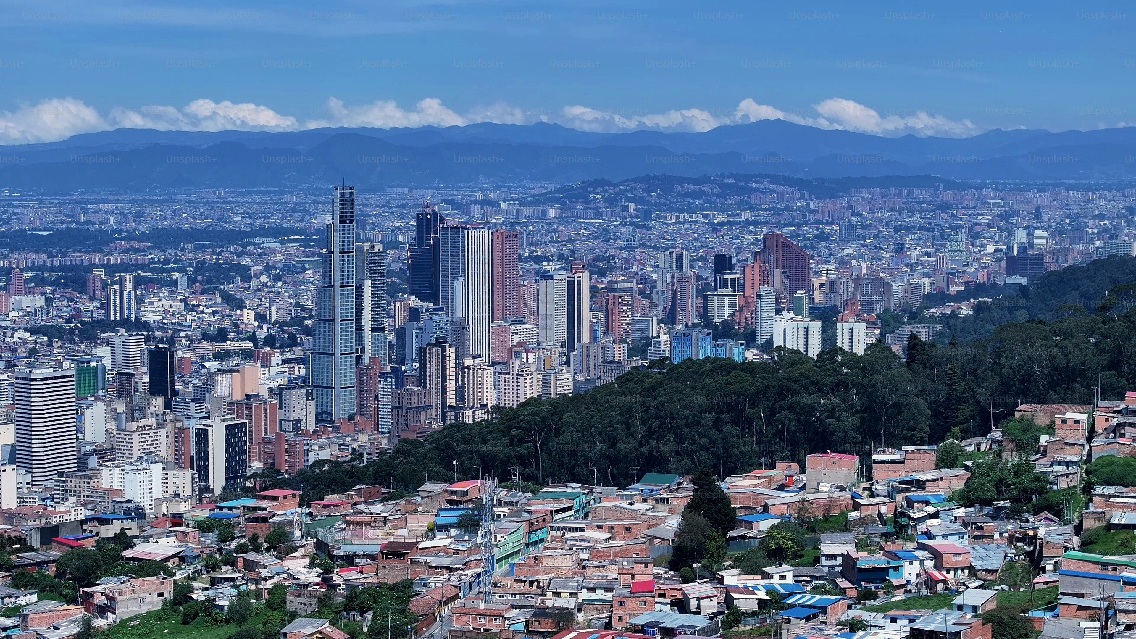 Skyline de Bogotá na capital do distrito Colômbia. Distrito do centro da metrópole. Paisagem urbana deslumbrante. Edifícios de escritórios. Skyline de Bogotá na capital do distrito Colômbia. Cenário De Arranha-Céus. Skyline ao ar livre.