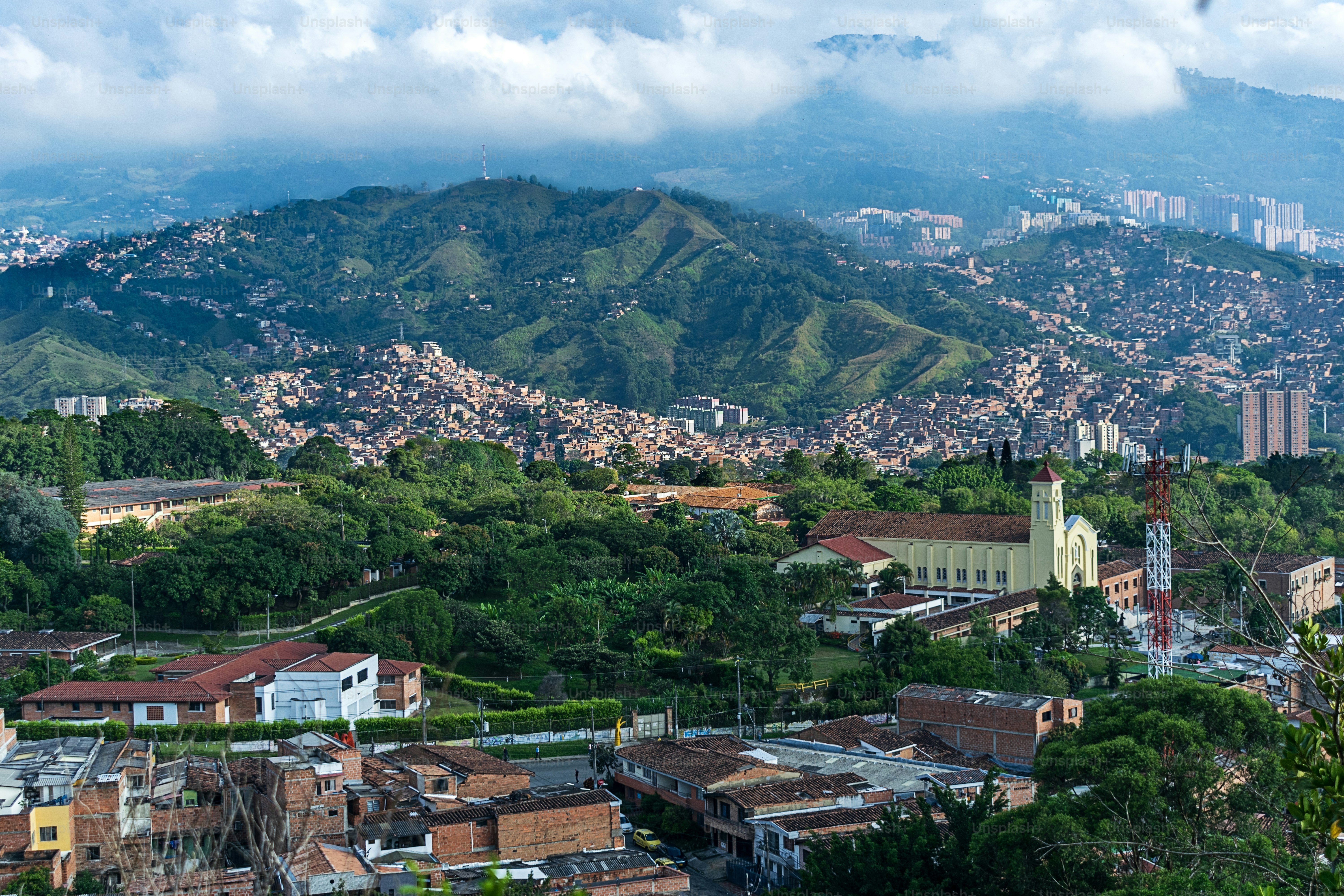 Horizonte de Medellín con iglesia y montañas