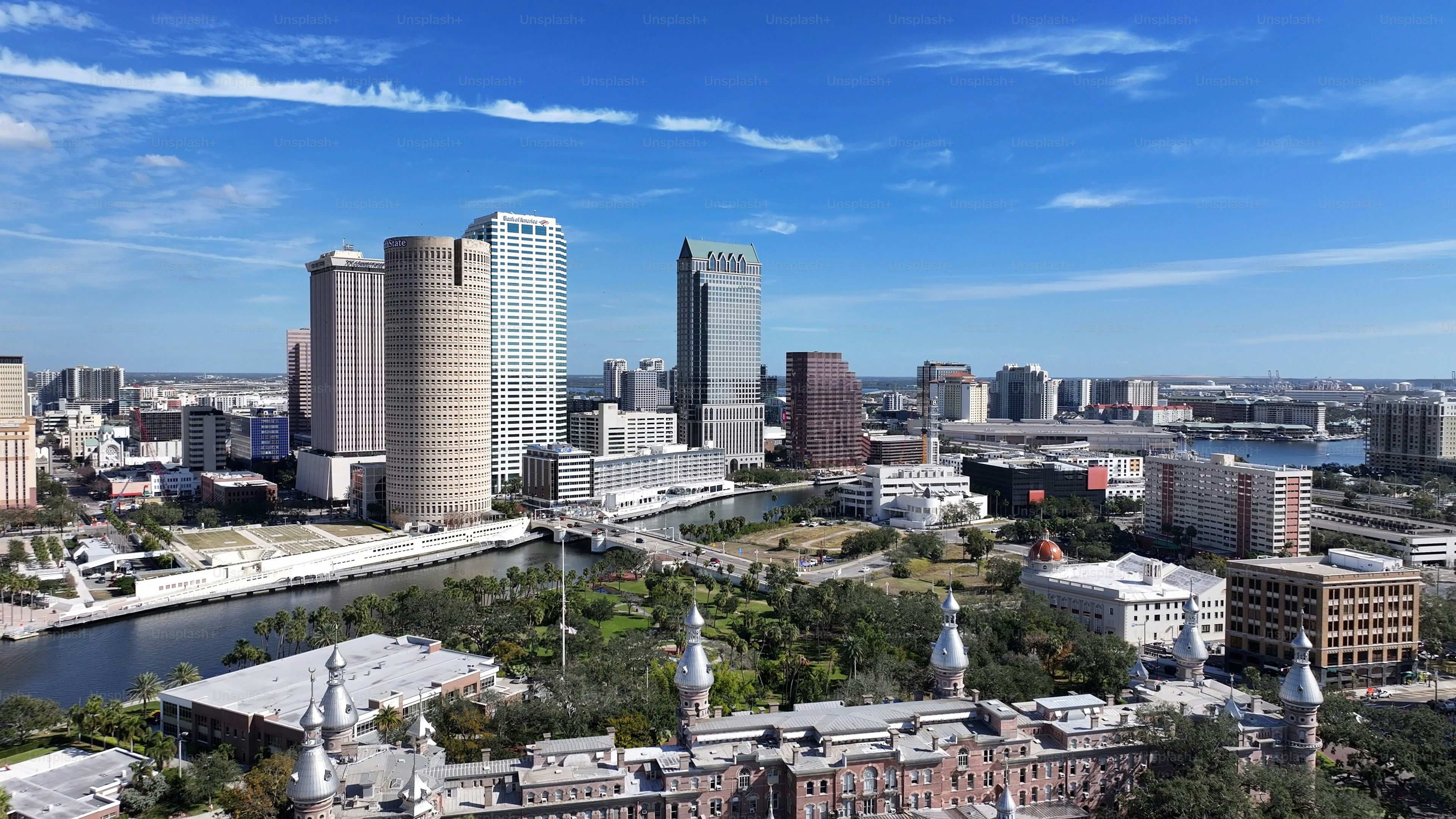 미국 플로리다주 탬파의 탬파 스카이라인. 고층 건물 풍경. 금융 지구. 미국 플로리다의 탬파 스카이라인. 다운타운 시티. 도시 야외.  사진 – Unsplash의 도시 이미지
