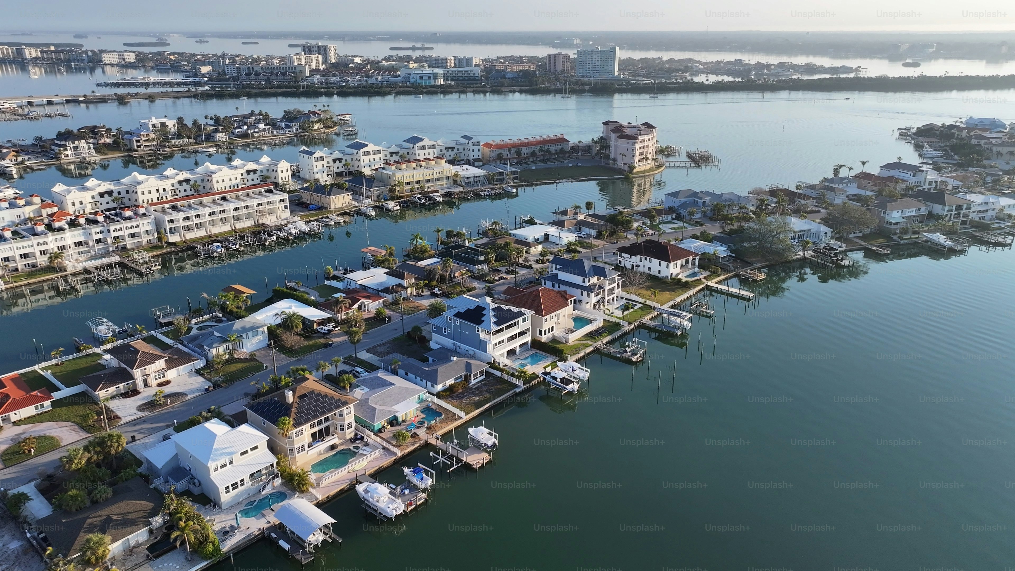 미국 플로리다주 클리어워터의 클리어워터 비치. 선라이즈 비치. 햇빛 도시 풍경. 다운타운 시티. 미국 플로리다주 클리어워터의 클리어워터  비치. 놀라운 일몰 스카이라인. 사진 – Unsplash의 골든 아워 이미지