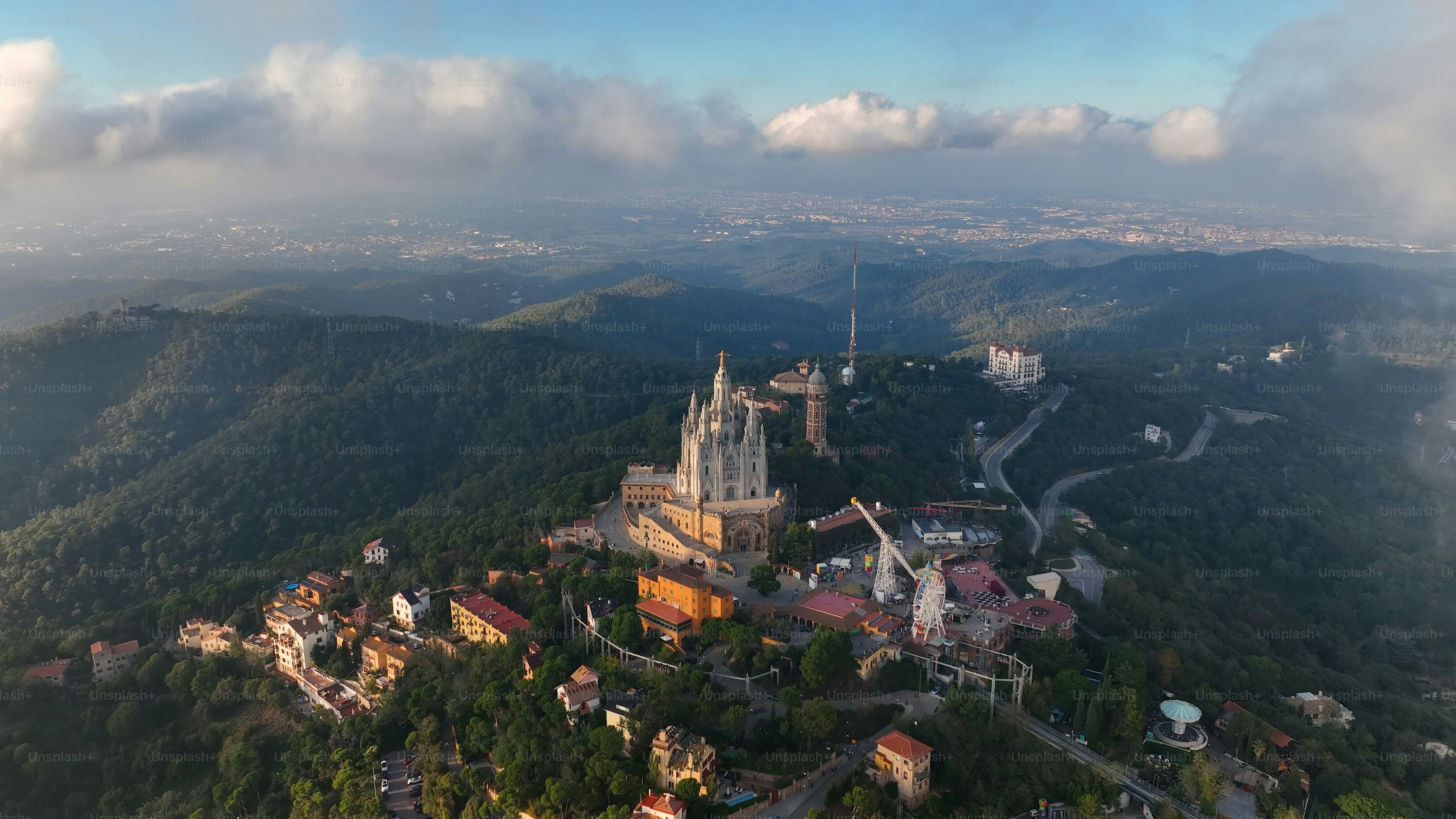 Barcelona, Helicóptero Aéreo Drone Barcelona Tibidabo sobre las nubes y la niebla, templo del Sagrat Cor, Cataluña, España