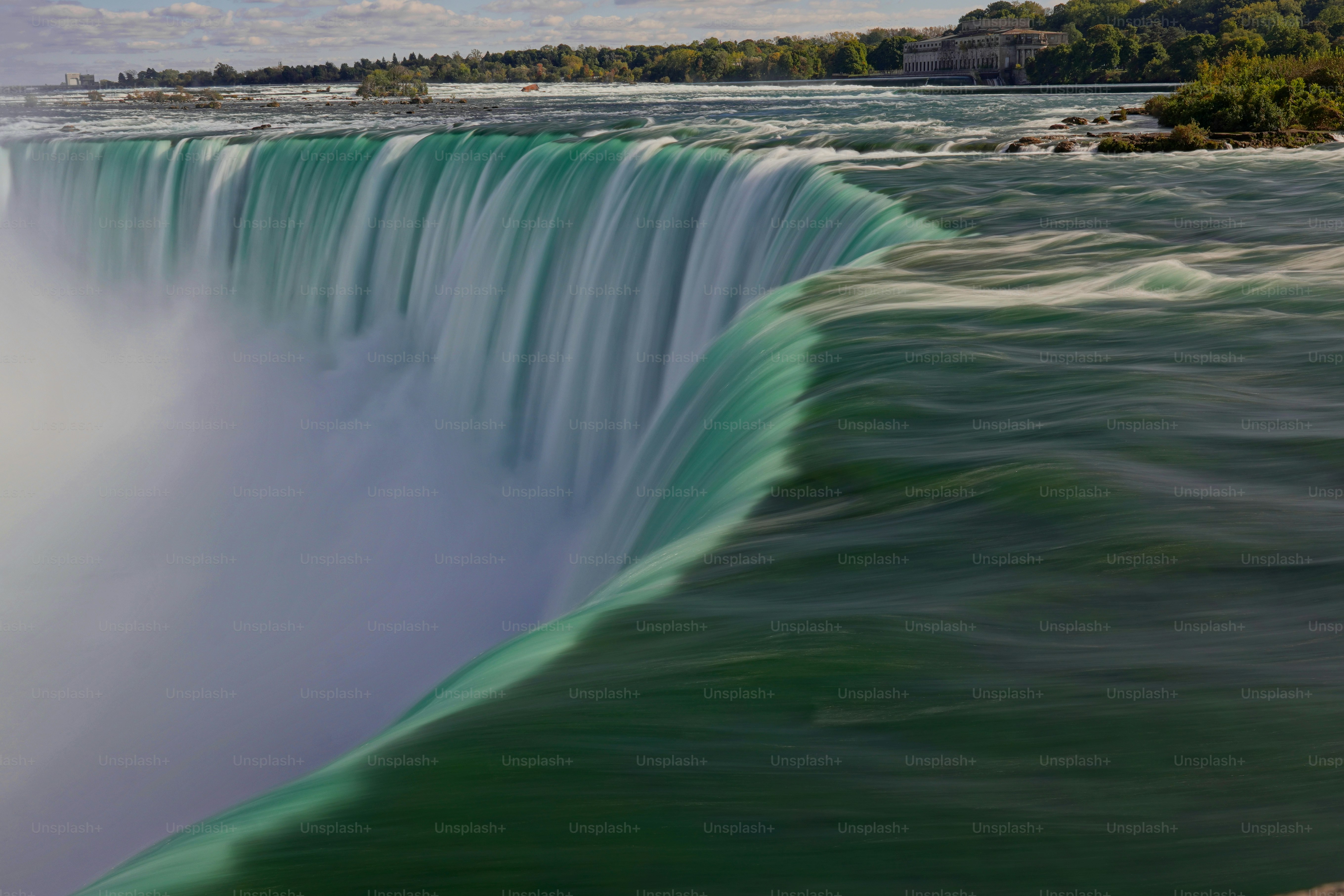 Exposición prolongada del agua que corre sobre las cataratas Horseshoe en las cataratas del Niágara, Ontario, Canadá
