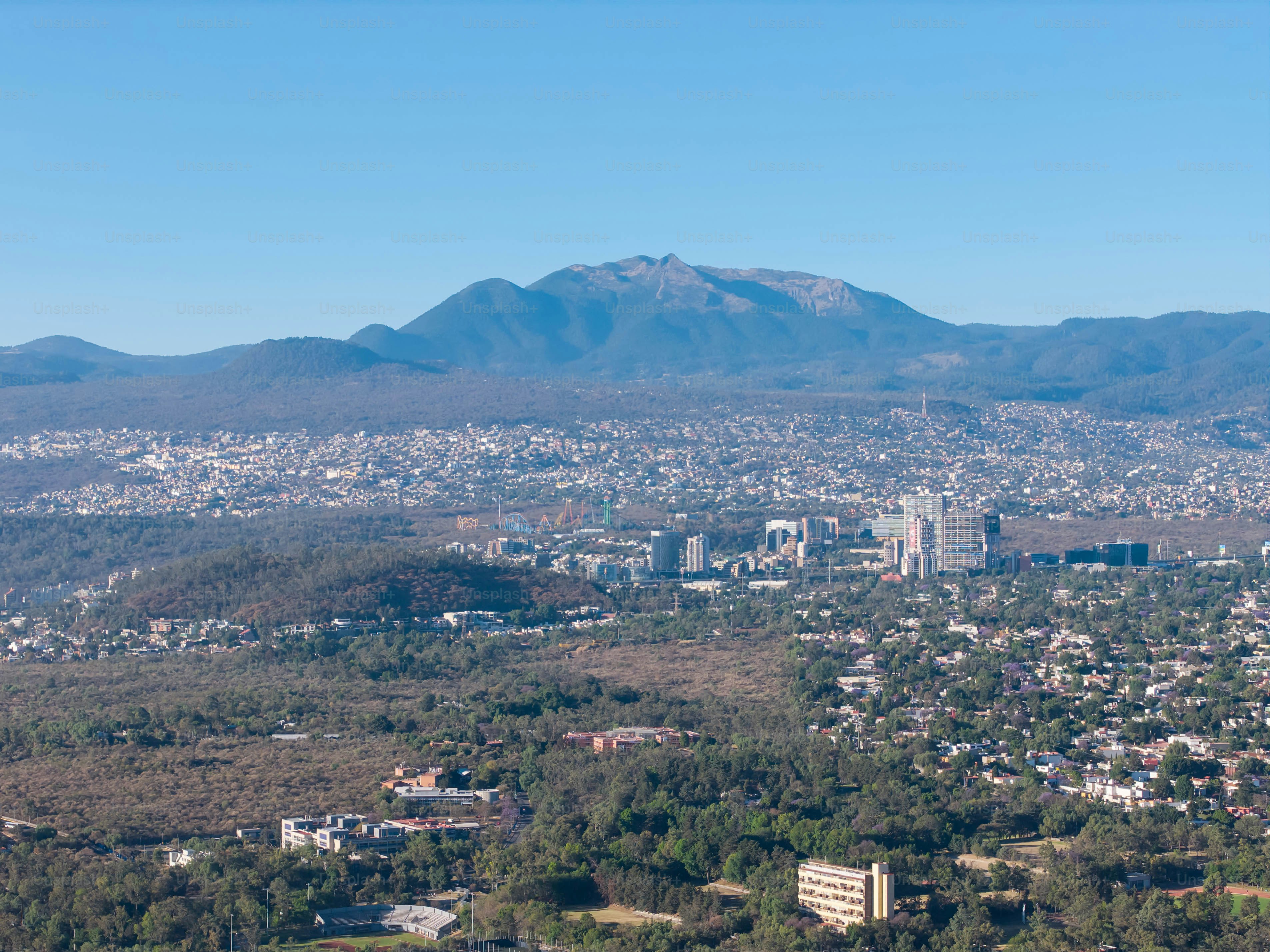 premium_photo-1754251290170-90d8841d8c07?ixid=M3wxMjA3fDB8MXxzZWFyY2h8MXx8ZmVyaWElMjB0ZWNub2xvZyVDMyVBRGElMjBzYW50aWFnb3xlbnwwfHx8fDE3NTUzNTkxNjF8MA\u0026ixlib=rb-4.1.0