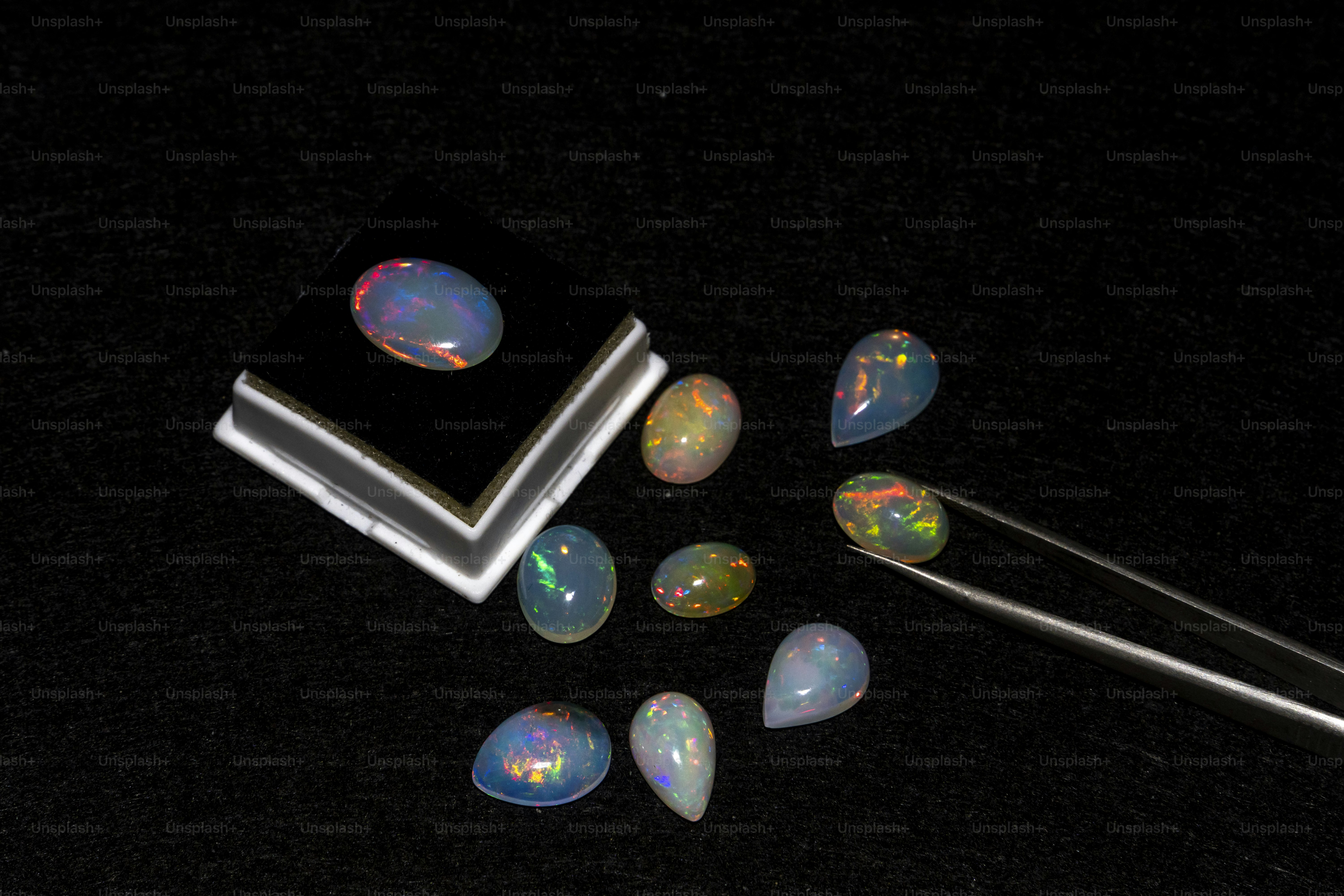 Opal adalah batu permata yang memiliki warna yang indah, langka dan mahal pada penjepit batu permata