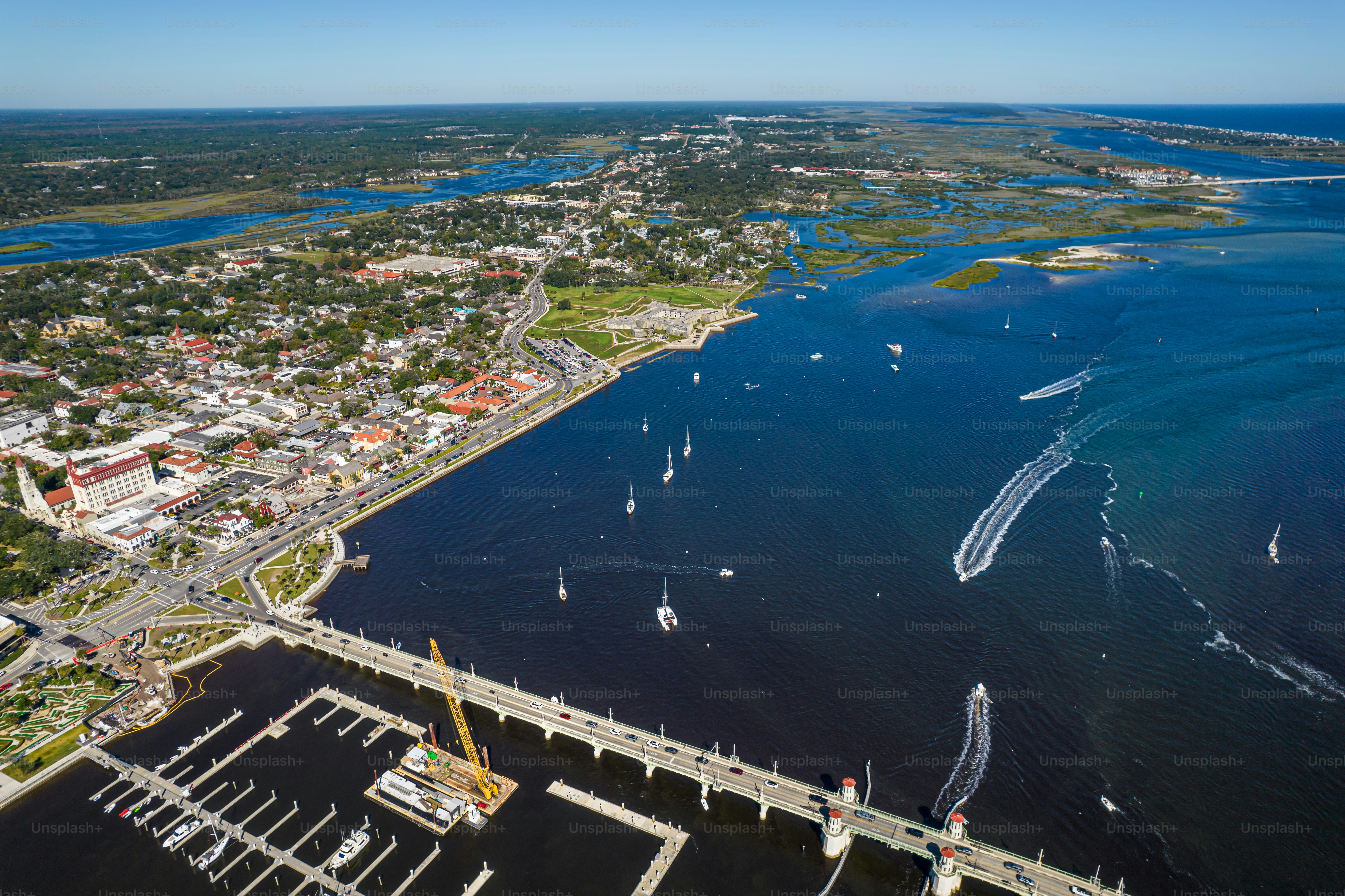Bela vista aérea de St Augustine, a cidade mais antiga dos EUA. o castelo do Monumento Nacional de San Marcos, o Flagler College e a Baía de Matanzas
