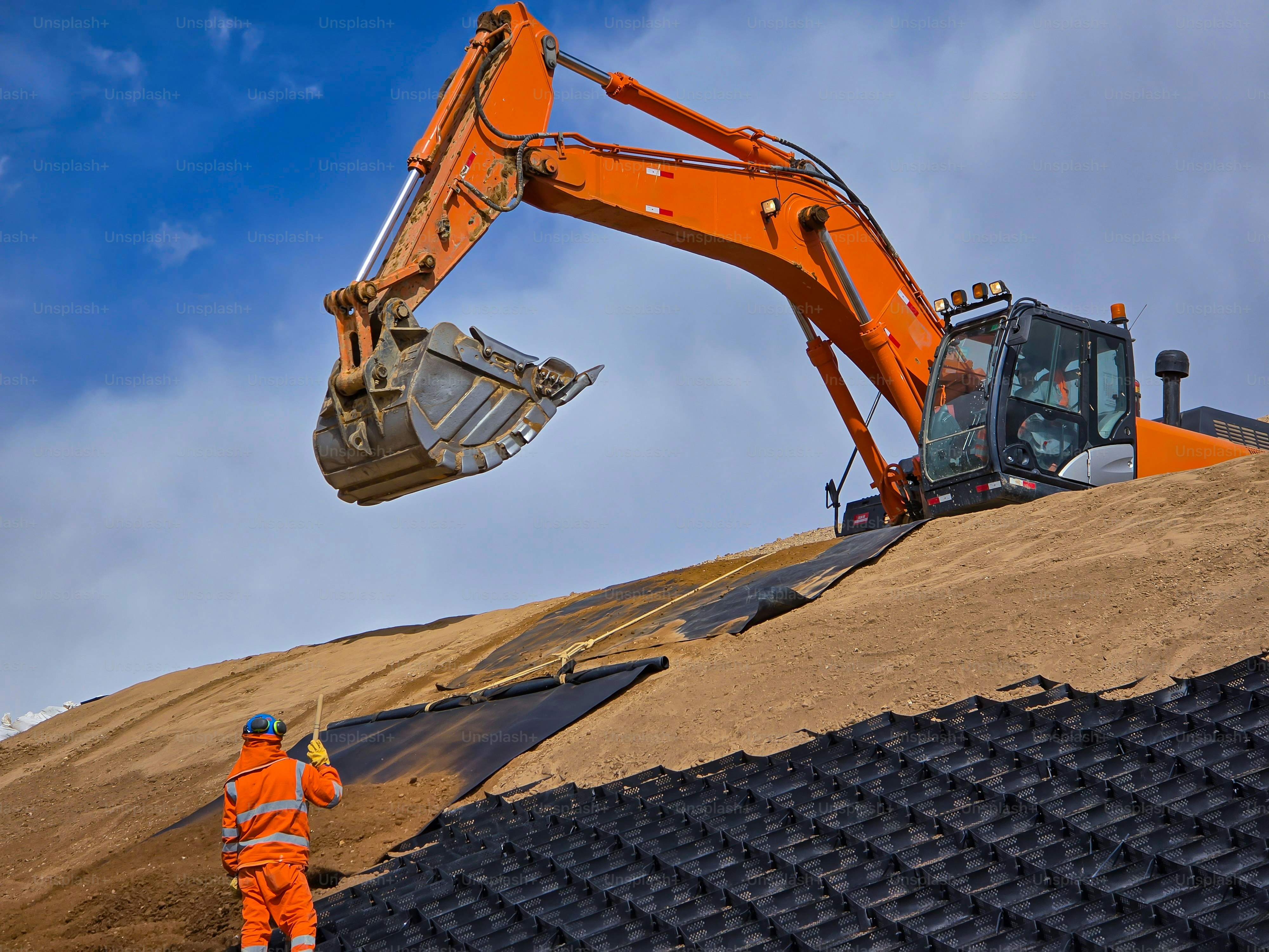 Clay and geosynthetic cover in sanitary and mining landfills