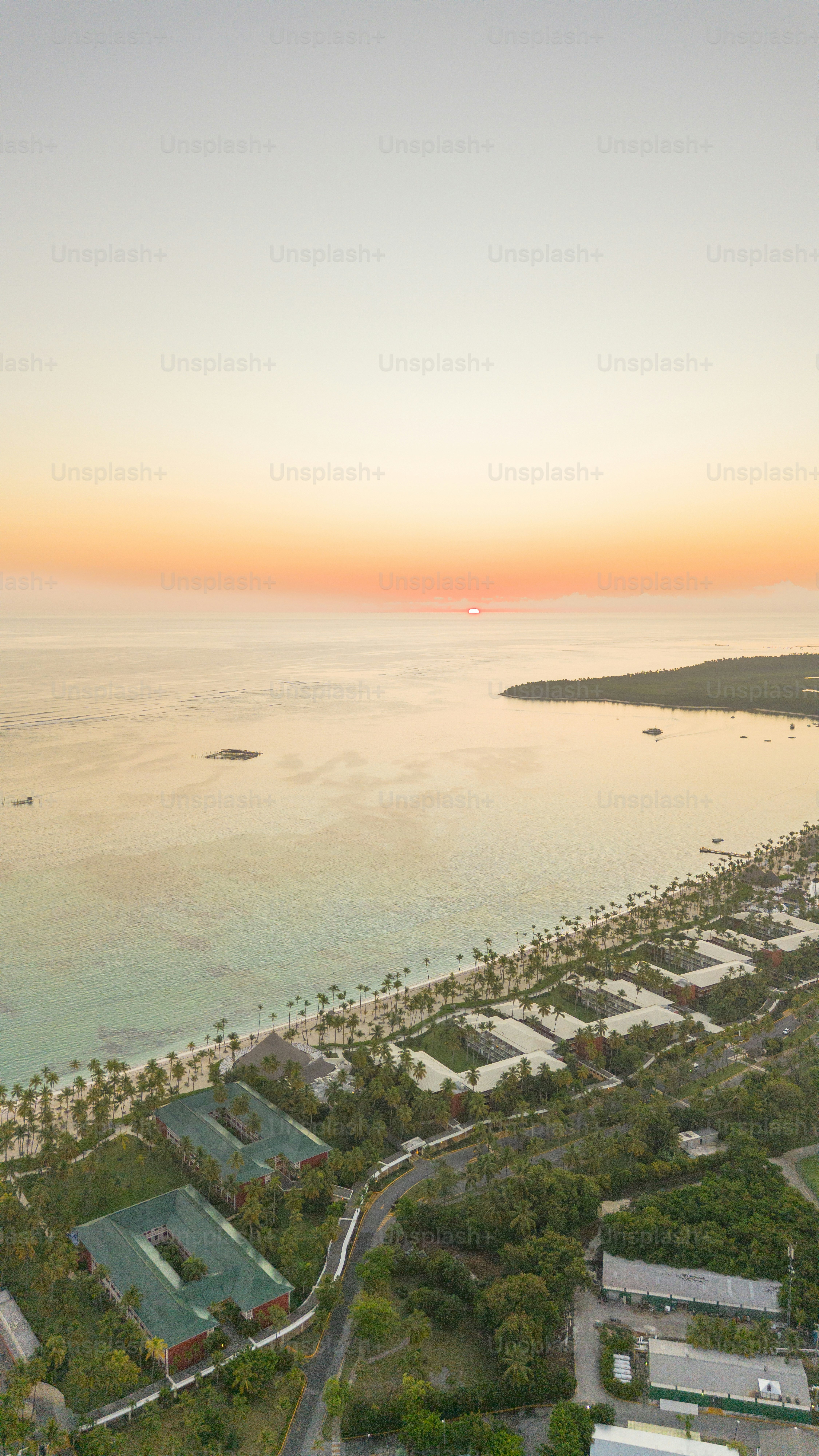 Luftaufnahme eines Sonnenaufgangs über dem Strand von Bavaro in der Dominikanischen Republik