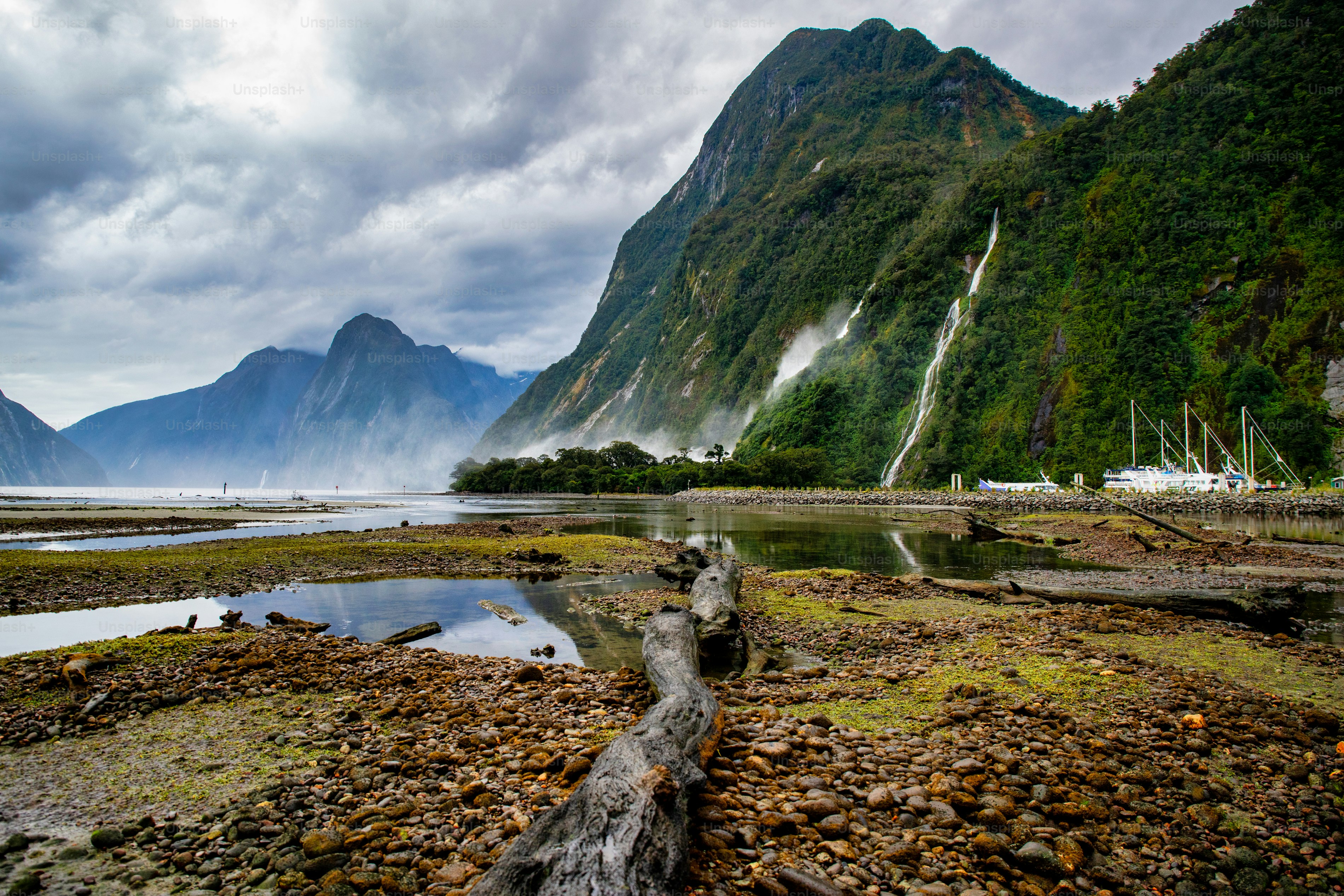 Waterfall e Mitre peak kiews in una giornata nuvolosa a Milford Sound