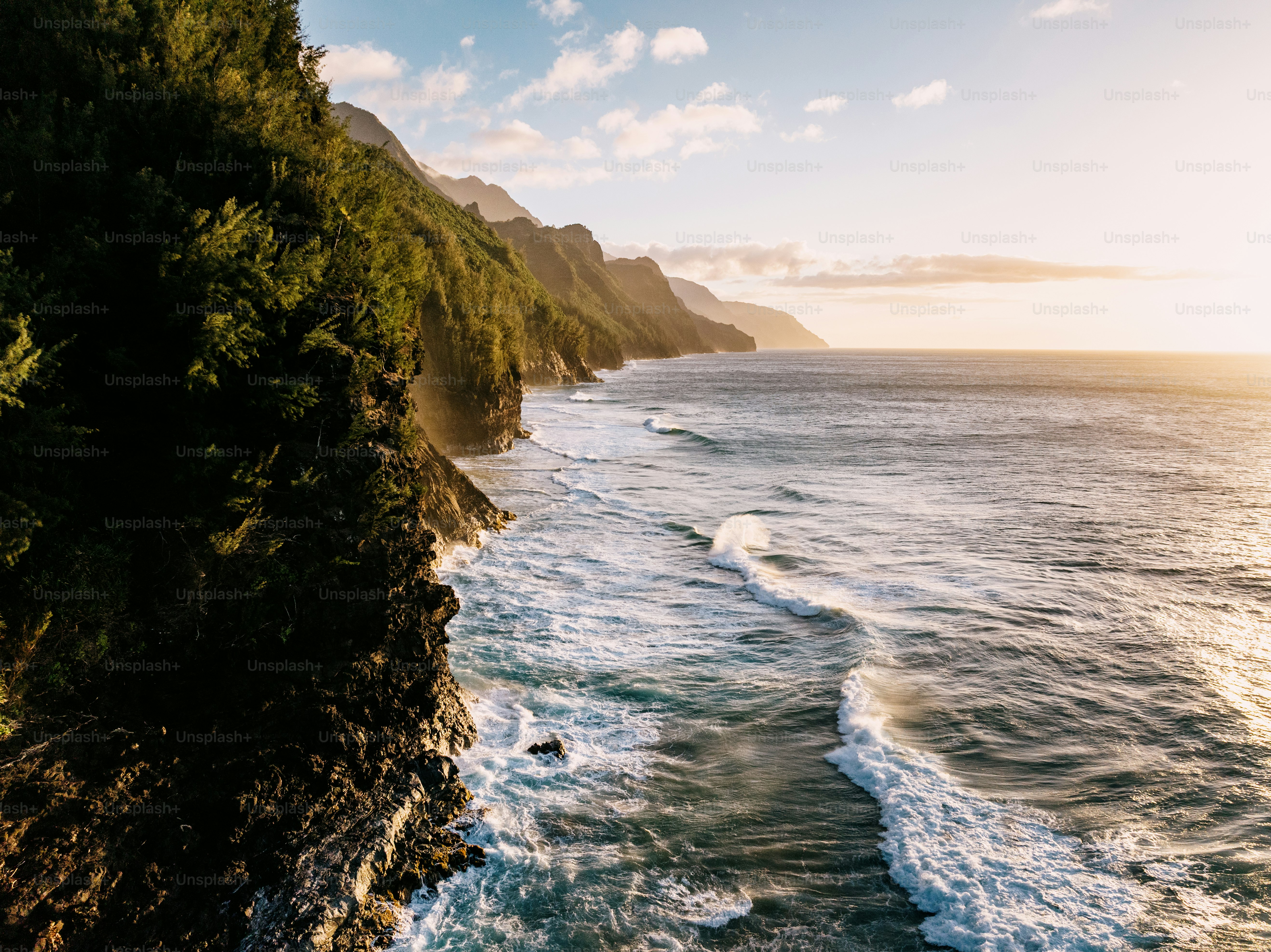Luftaufnahmen der wunderschönen Geologie, wo der Pazifische Ozean auf die Nā Pali-Küste auf Kauai auf Hawaii-Inseln trifft.  Ein magisches Naturerlebnis, das es zu erkunden gilt.