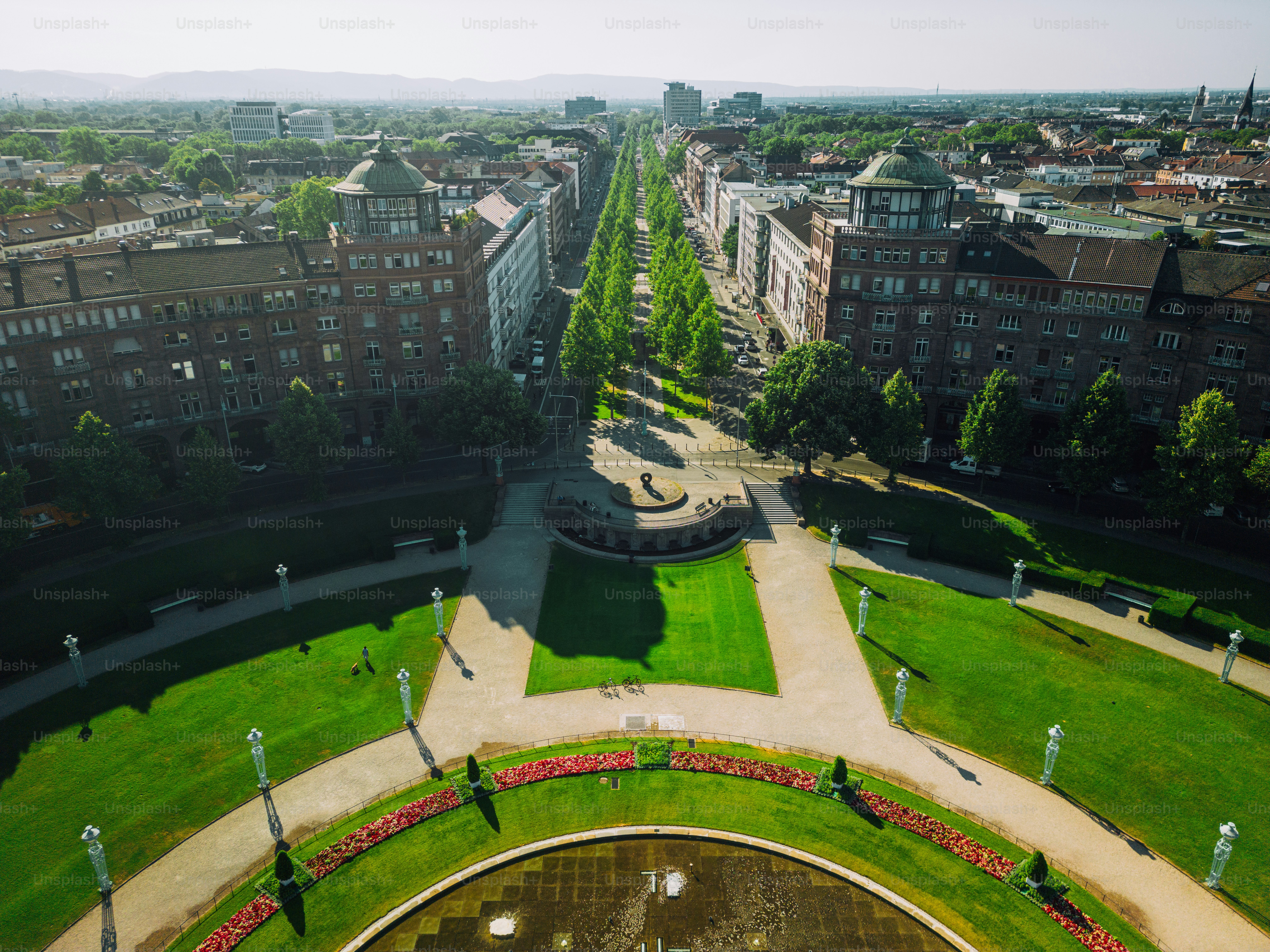 Vista aérea del parque y la calle de la ciudad de Mannheim, Baden-Württemberg, Alemania