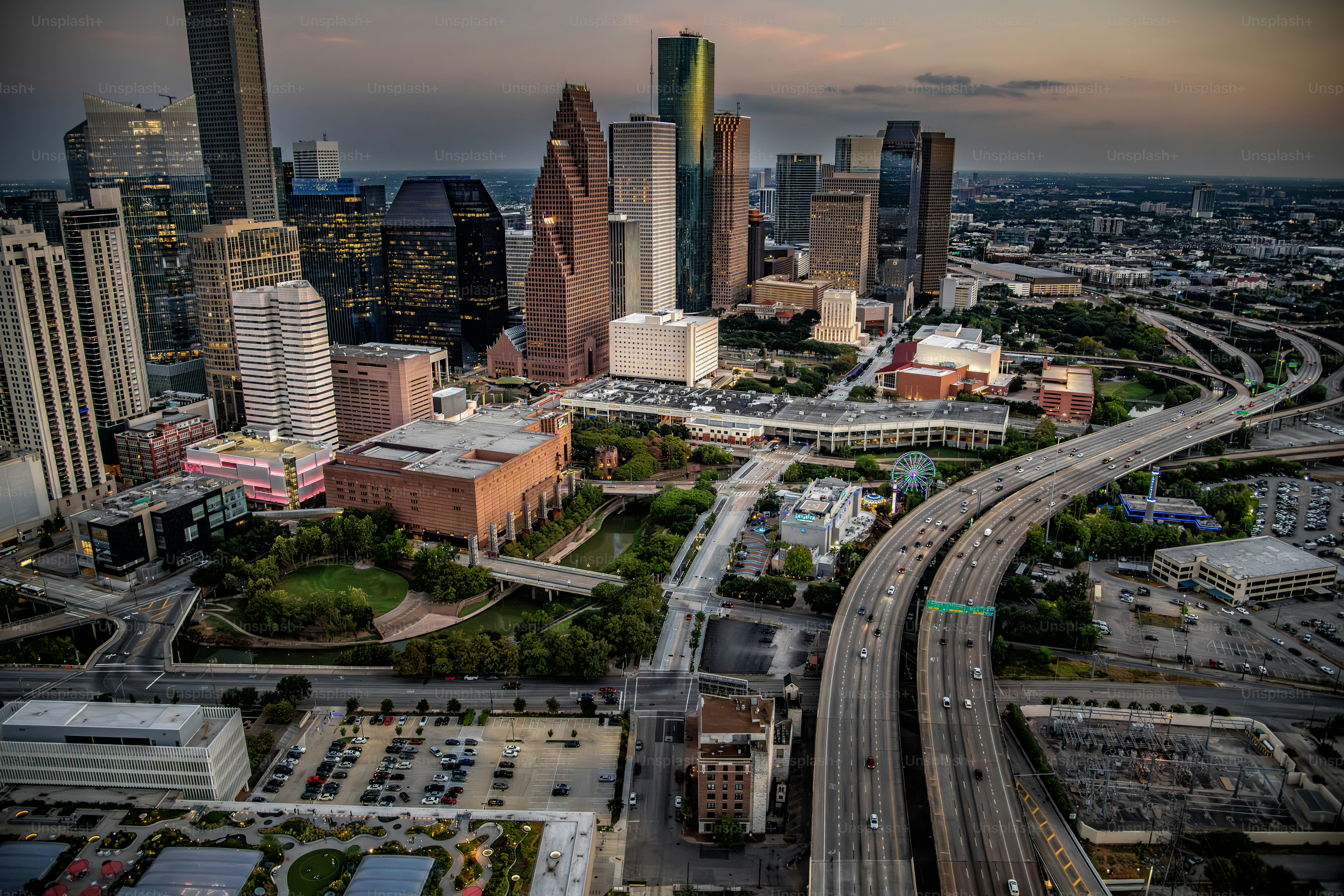 The modern skyline of Houston, Texas at dusk on a mid summer evening shot  via helicopter from an altitude of about 800 feet. photo – Business Image  on Unsplash, image size:3000x2000