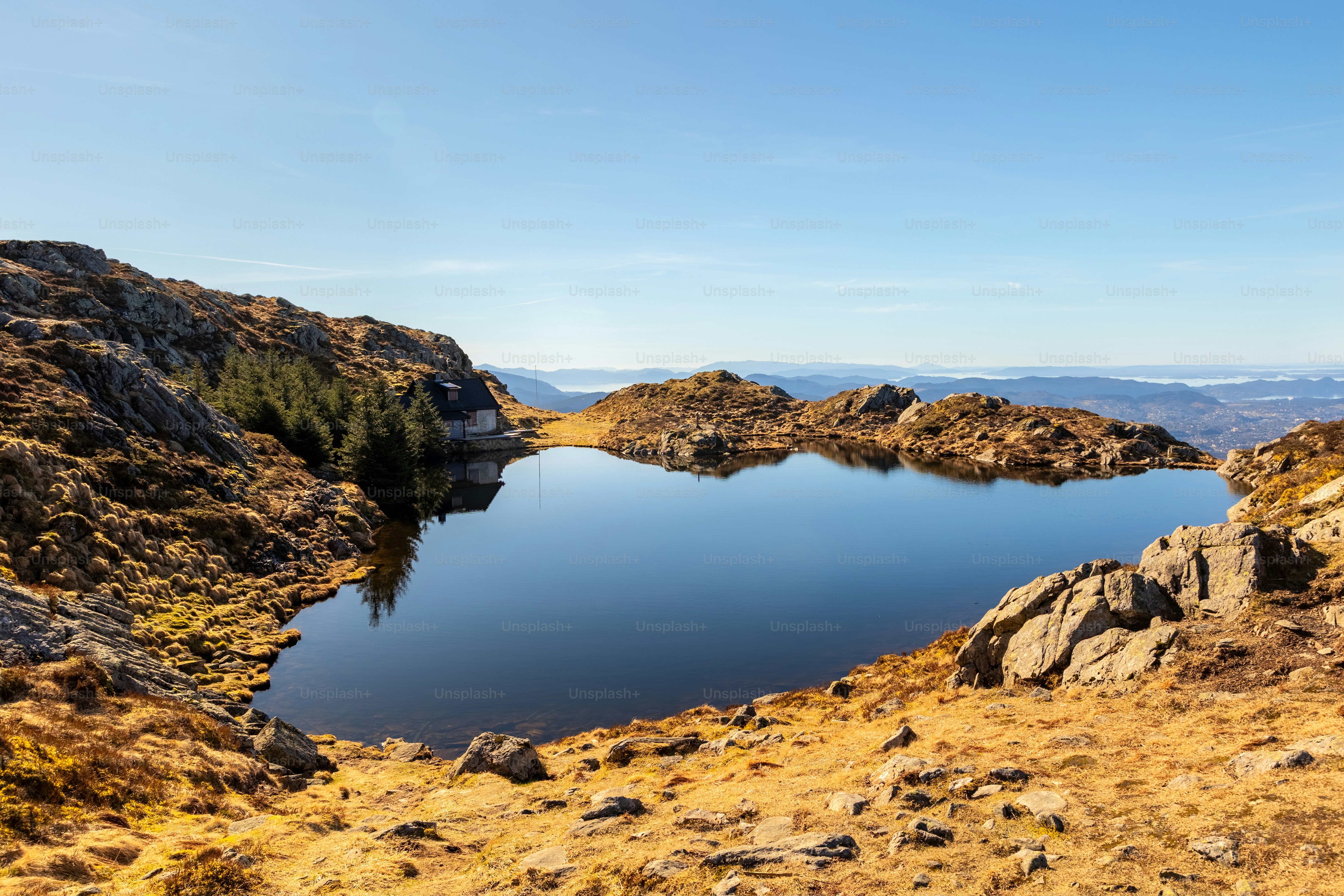 Vista panoramica sul lago di montagna su Bergen, Norvegia in una giornata di sole