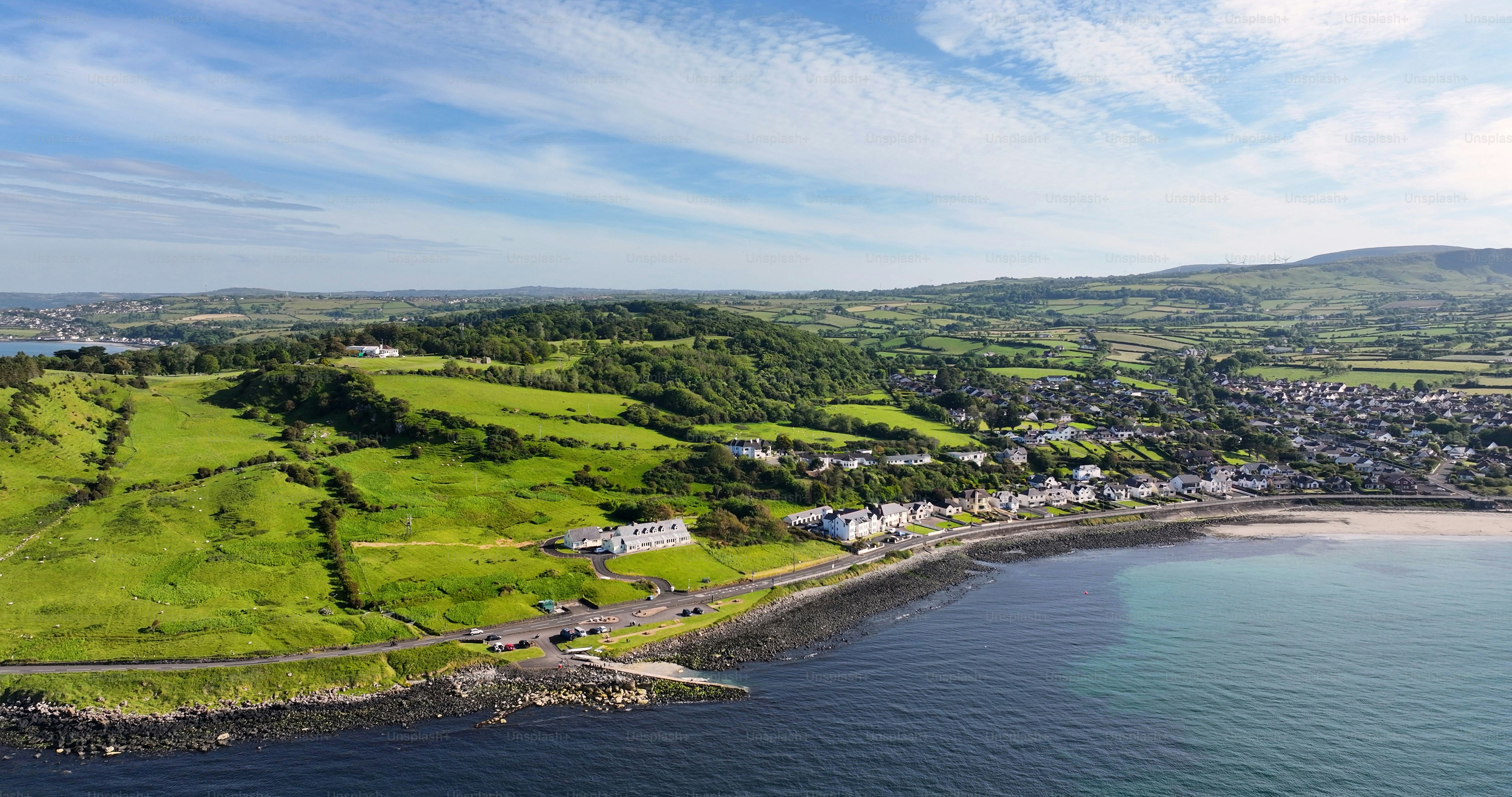 Veduta aerea di Ballygally Head sul Mare d'Irlanda, contea di Antrim, Irlanda del Nord